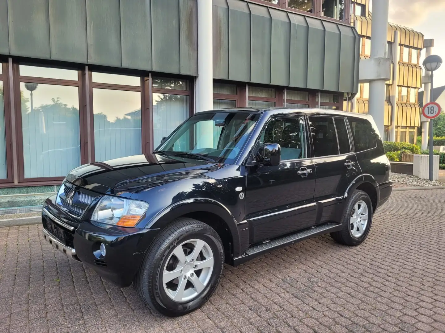 Mitsubishi Pajero 3.2 DI-D Dakar Aut.-Nur 123 Tkm-DPF-ST.Heizung ! Schwarz - 2