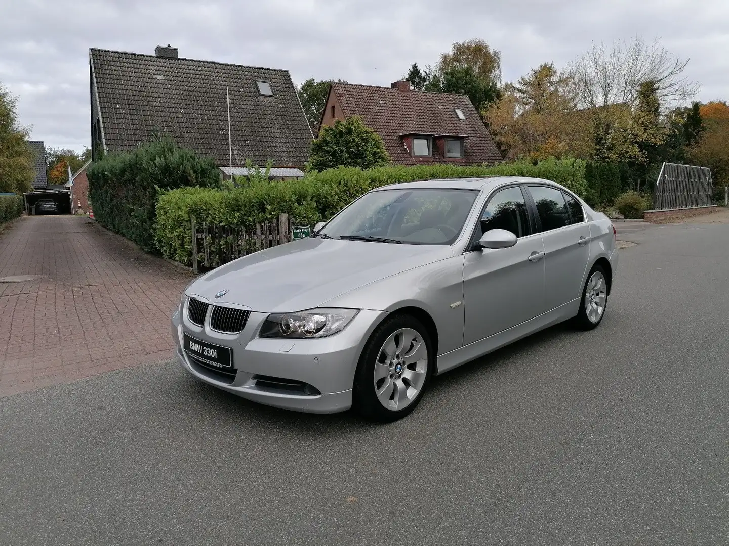 BMW 330 i Xen*Sportsitz+Lord*Sitzhz*SD*100%Orig*BmwSH Silber - 1