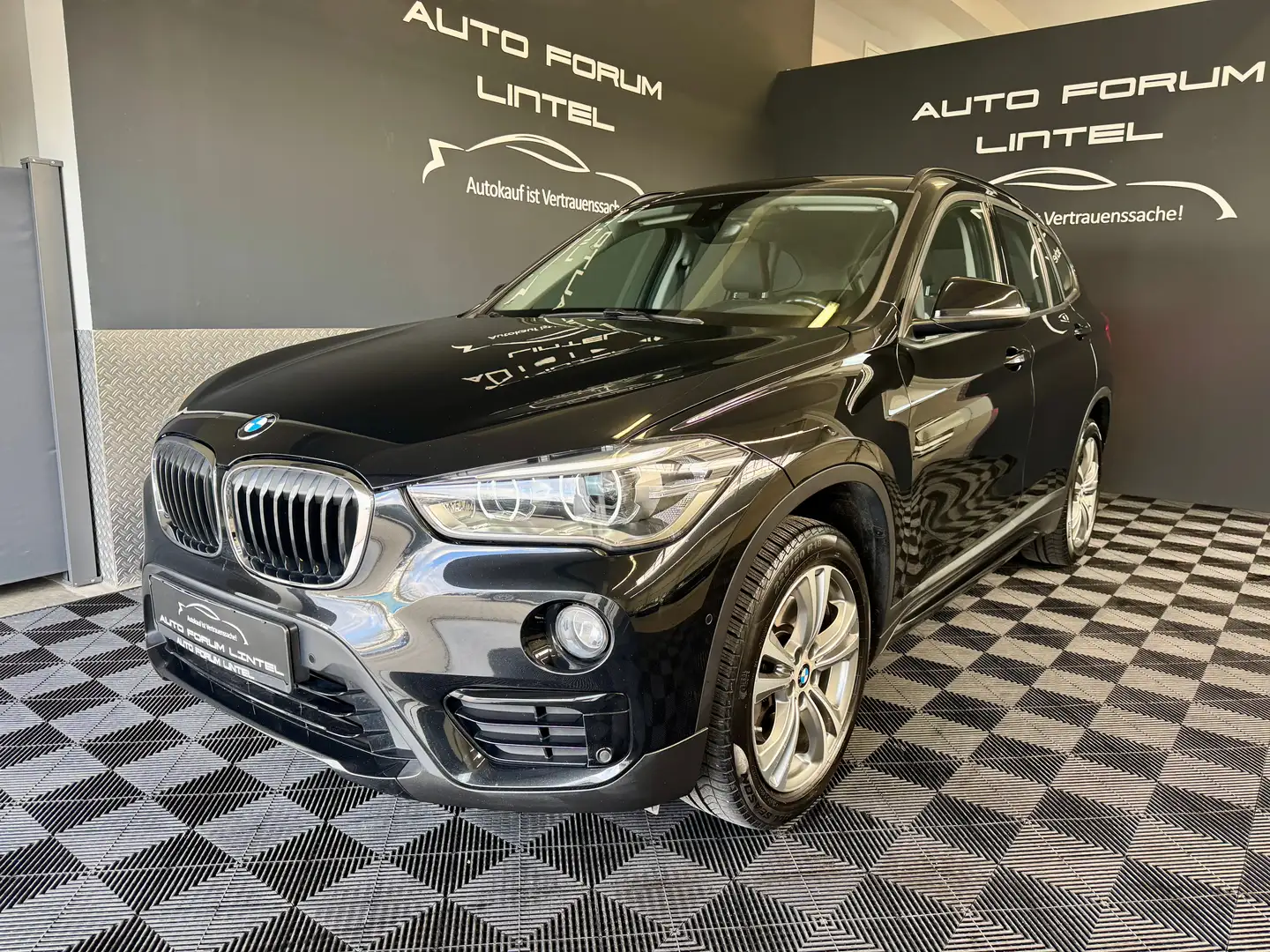 BMW X1 xDrive 20i Sport Line-AHK-AUTOMATIK-LED-TÜV NEU Schwarz - 1