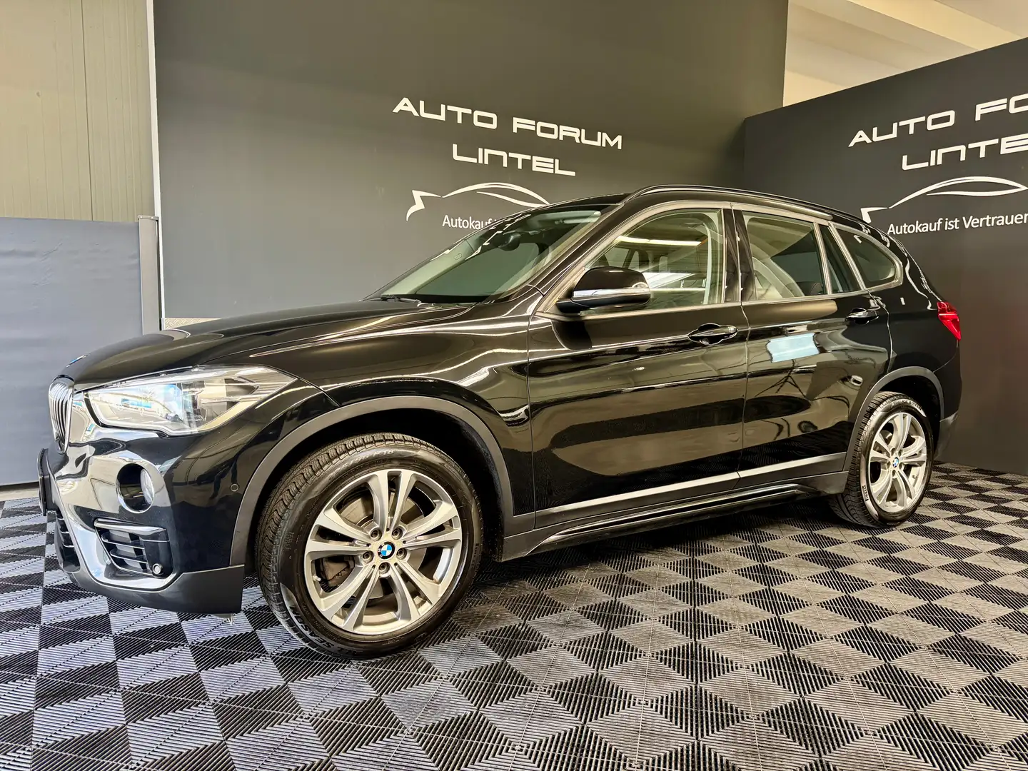 BMW X1 xDrive 20i Sport Line-AHK-AUTOMATIK-LED-TÜV NEU Schwarz - 2