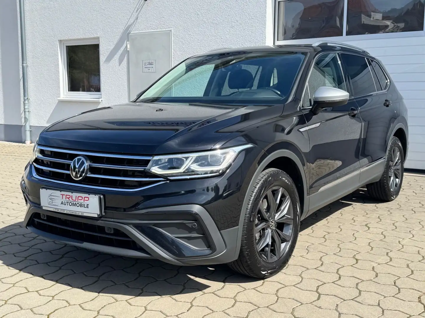 Volkswagen Tiguan Allspace 2,0TDI Life 4Motion/AHK/PANO/HUD Schwarz - 2