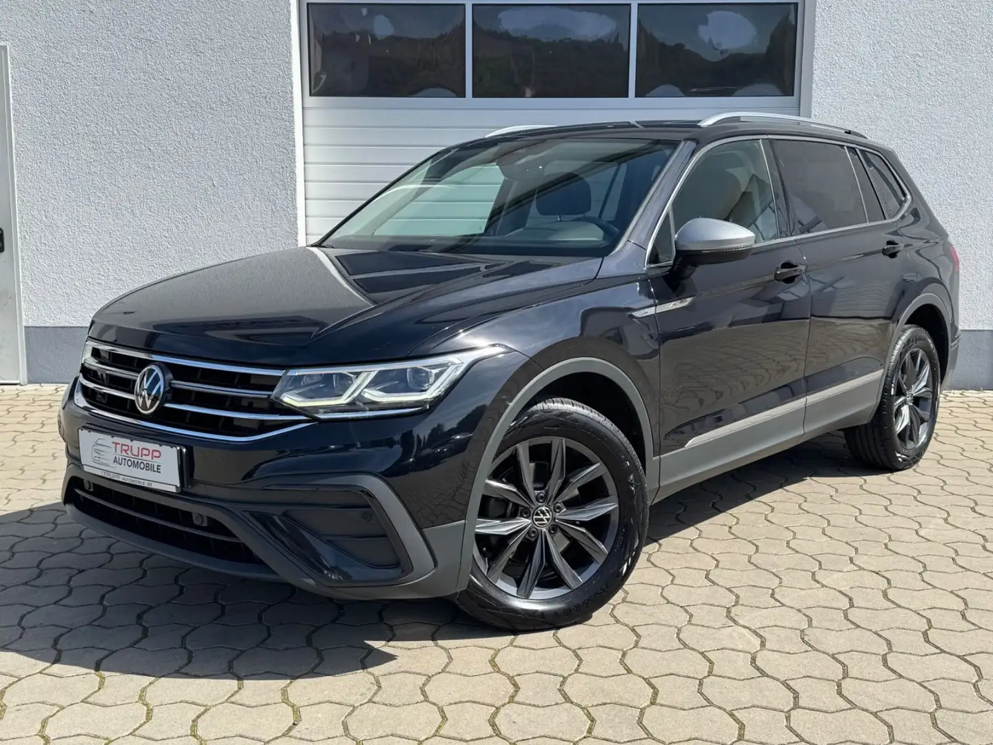 Volkswagen Tiguan Allspace 2,0TDI Life 4Motion/AHK/PANO/HUD Schwarz - 1