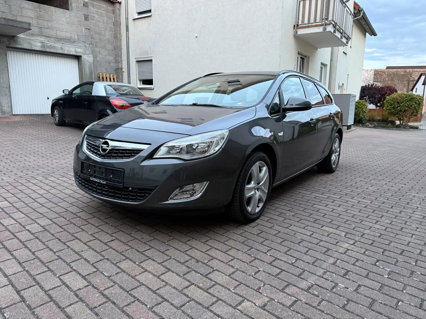 Opel Astra Design Edition Grau - 1