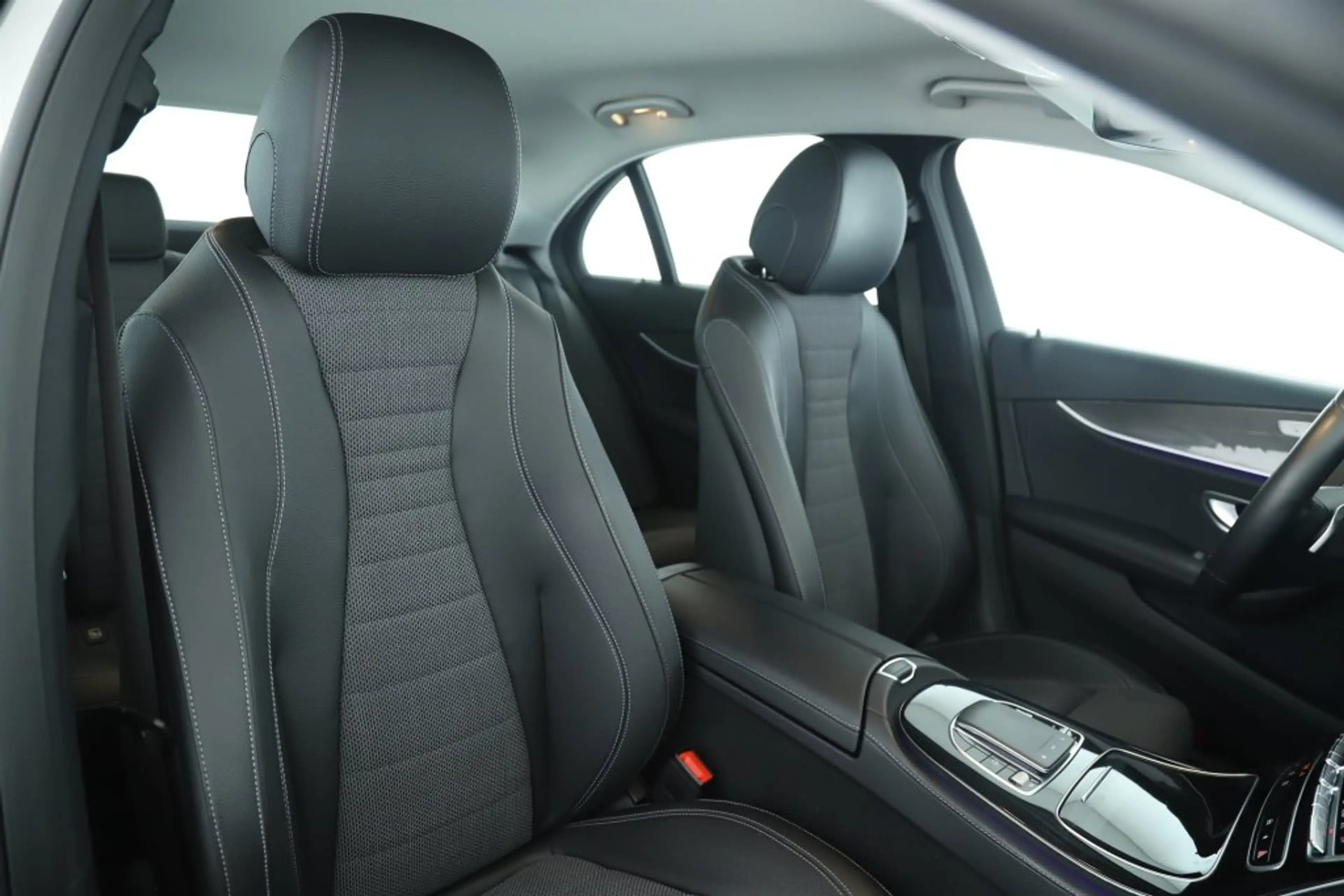 Mercedes-Benz E 300 de PHEV 4MATIC Autom AVANTGARDE LED WIDESCREEN NAVI TEILLEDE — photo 14