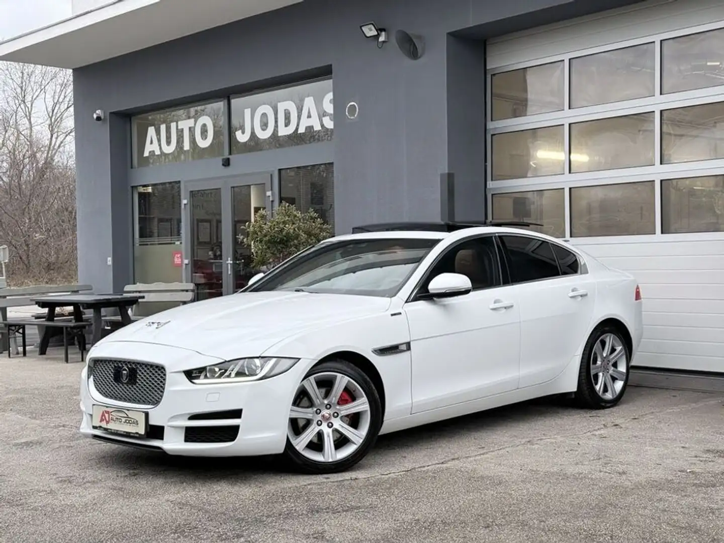 Jaguar XE 20d Portfolio Aut. **ACC/Keyless/Panorama** Blanc - 2