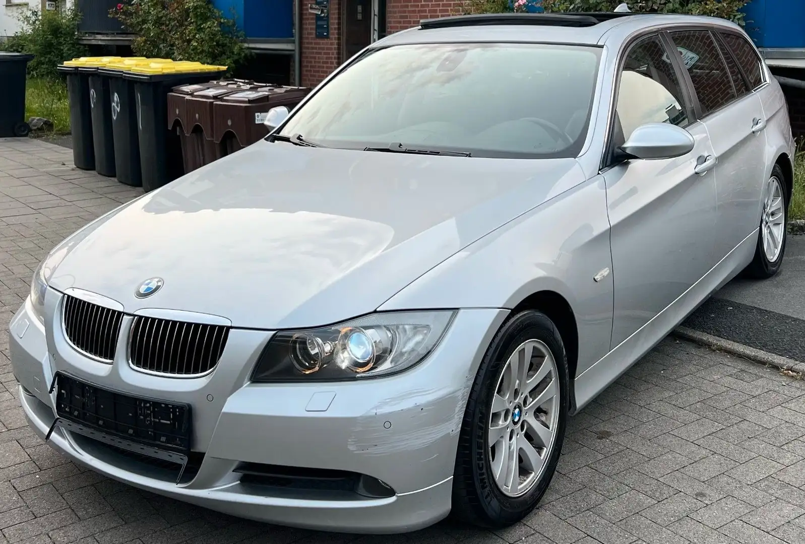 BMW 325 i AUTOMATIK *PANO-LEDER-XENON-AHK* Ezüst - 1
