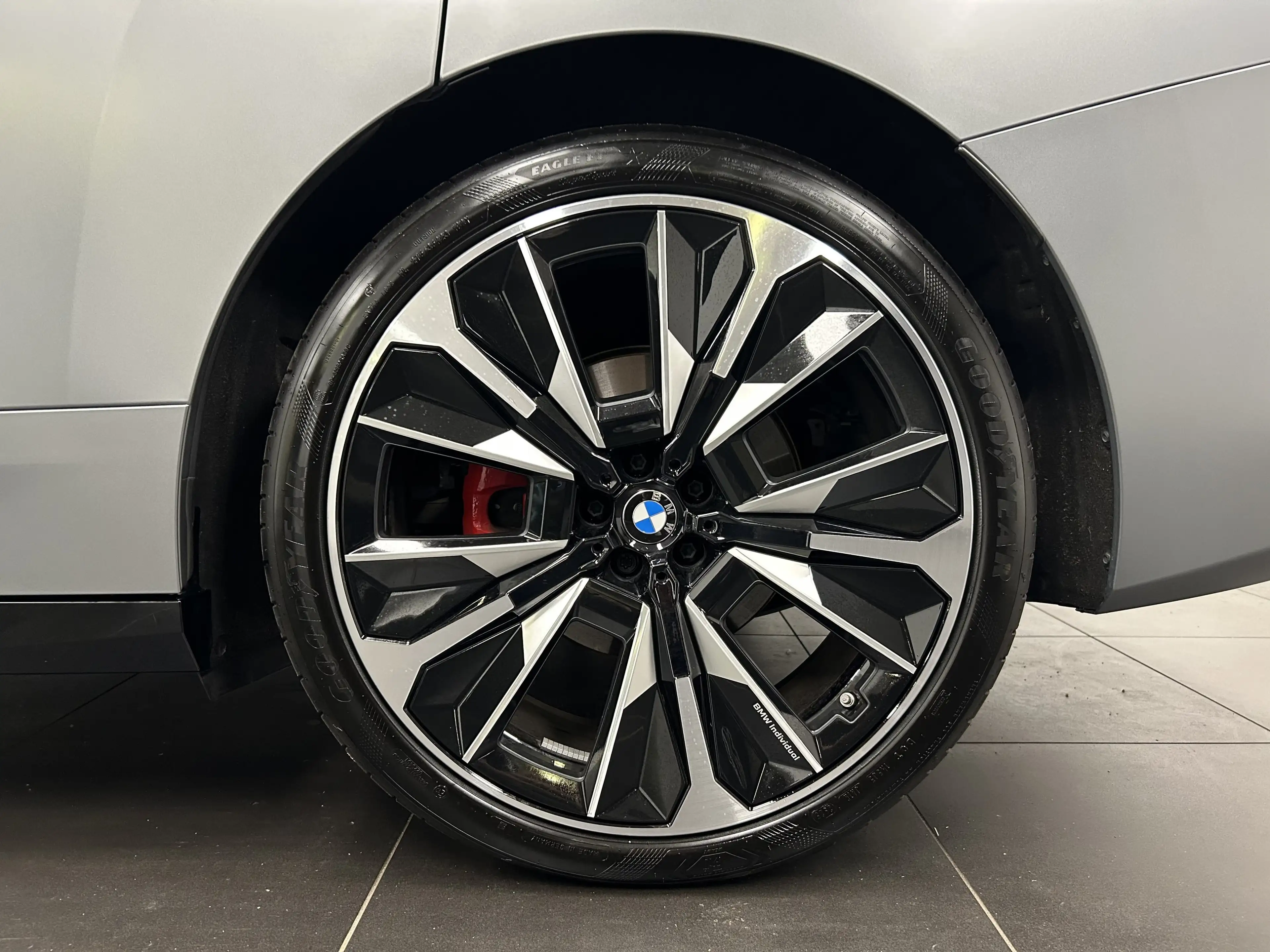 BMW iX xDrive60 — photo 7