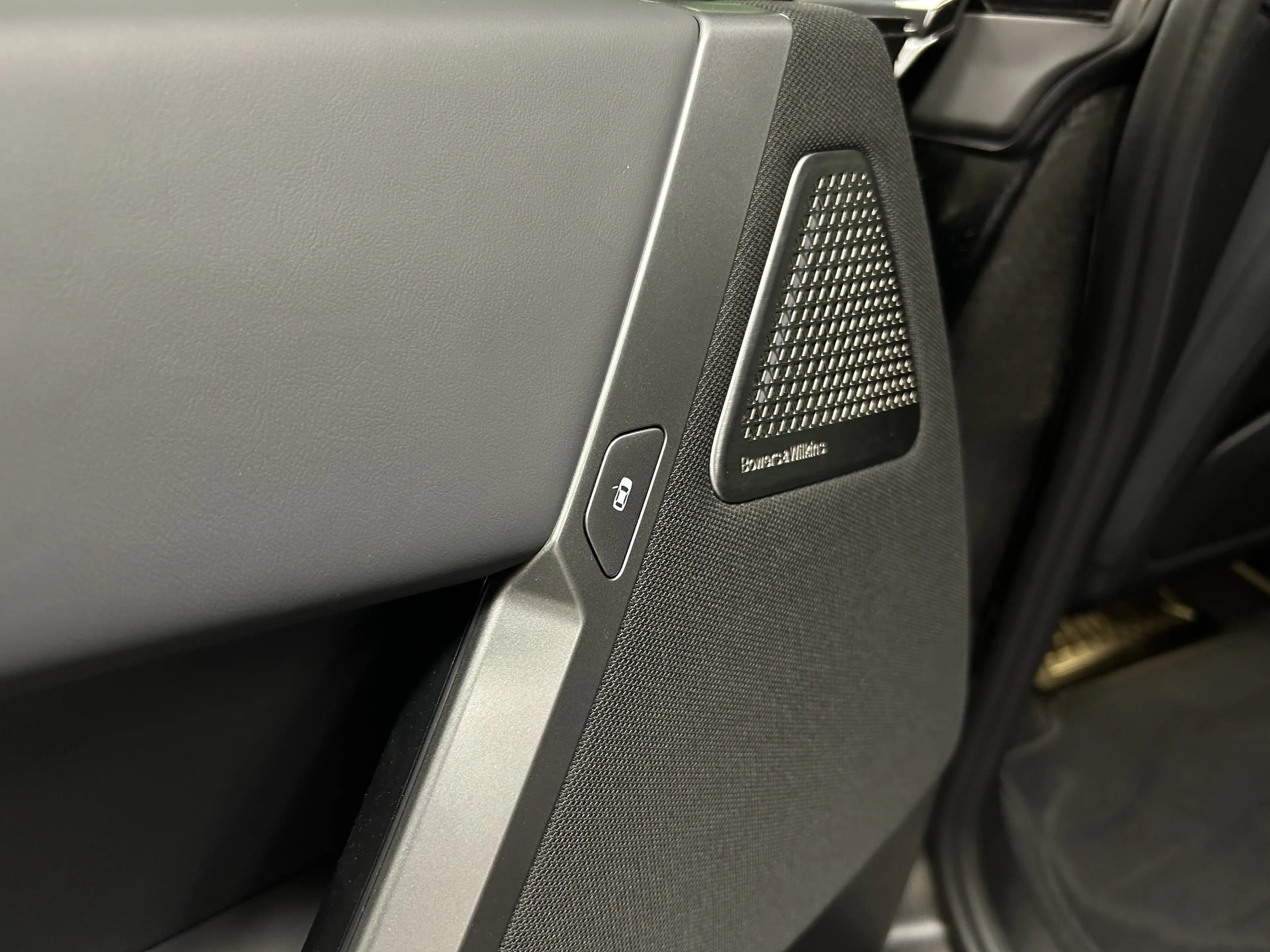BMW iX xDrive60 — photo 15