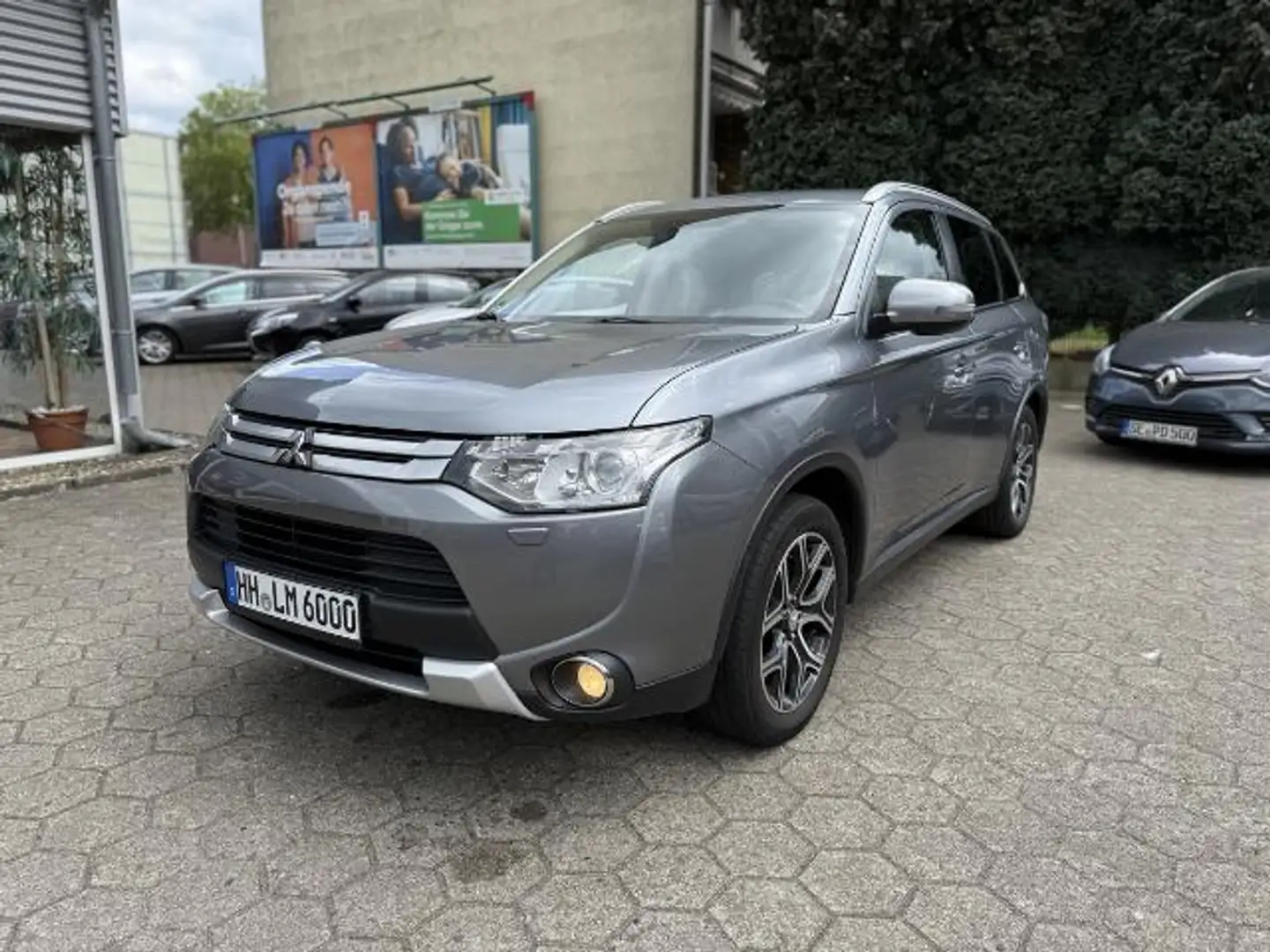 Mitsubishi Outlander 2,2 DI-D 6AT Top, Schiebedach, AHK. 7 Sitzer Gris - 1