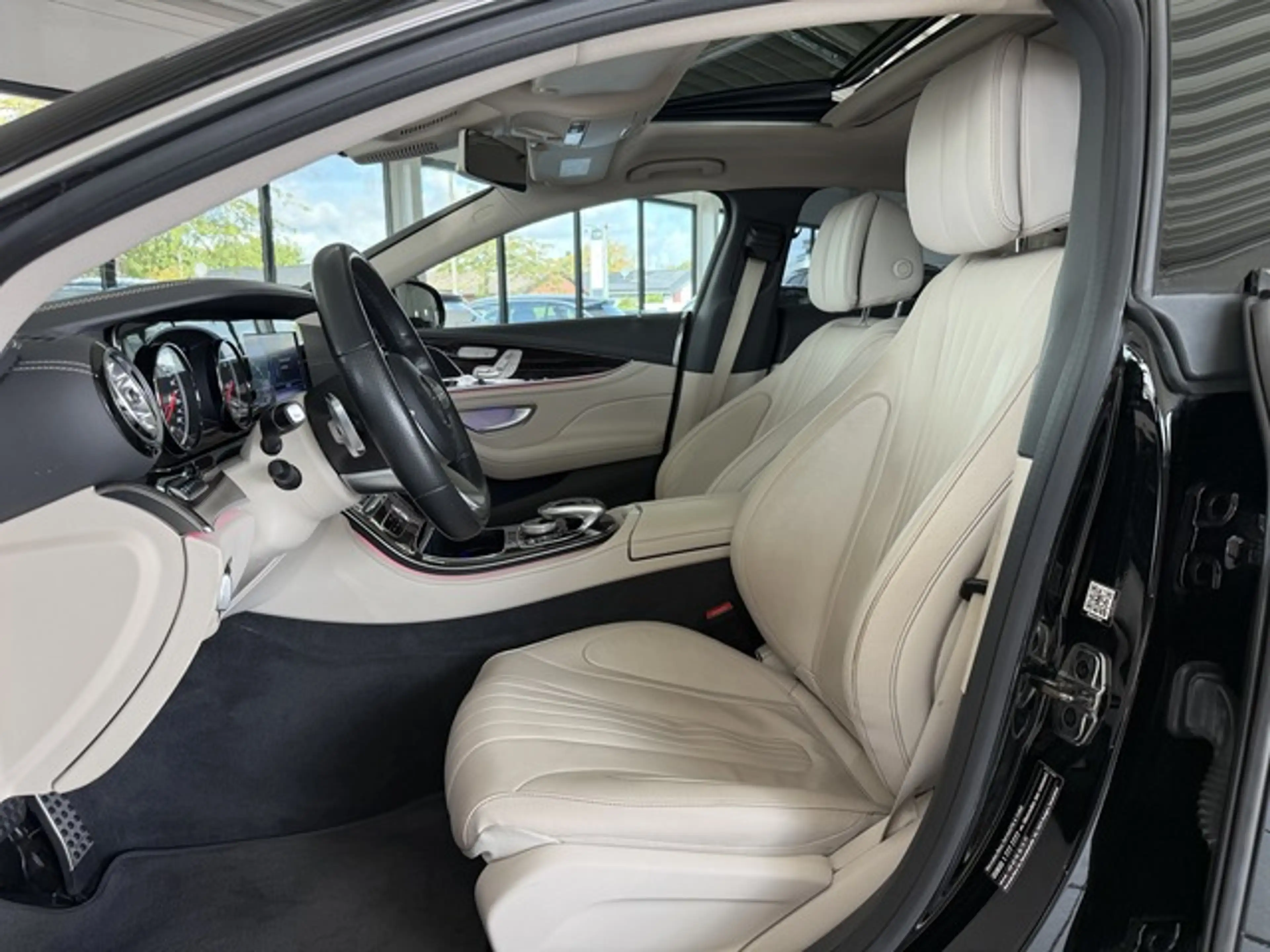 Mercedes-Benz CLS 300 d AMG Line LED+Kamera+SD+Leder+Navi+Memory — photo 12