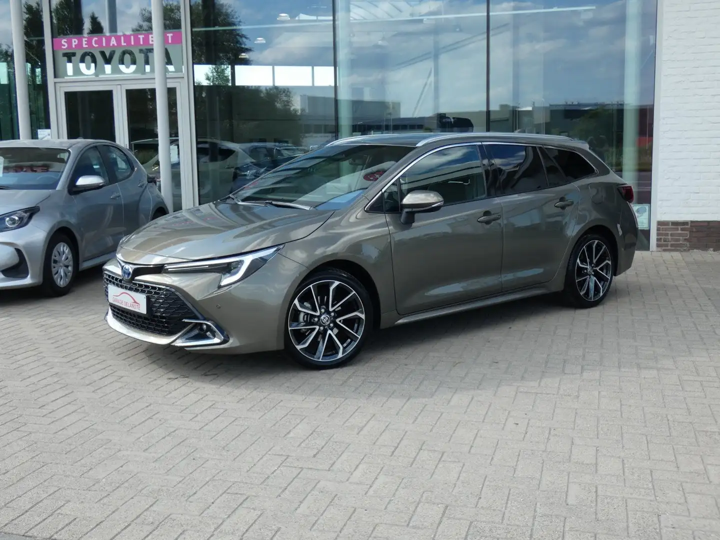 Toyota Corolla TS 1.8 Hybrid Premium 140pk FACELIFT +Elekt koffer Bronze - 2