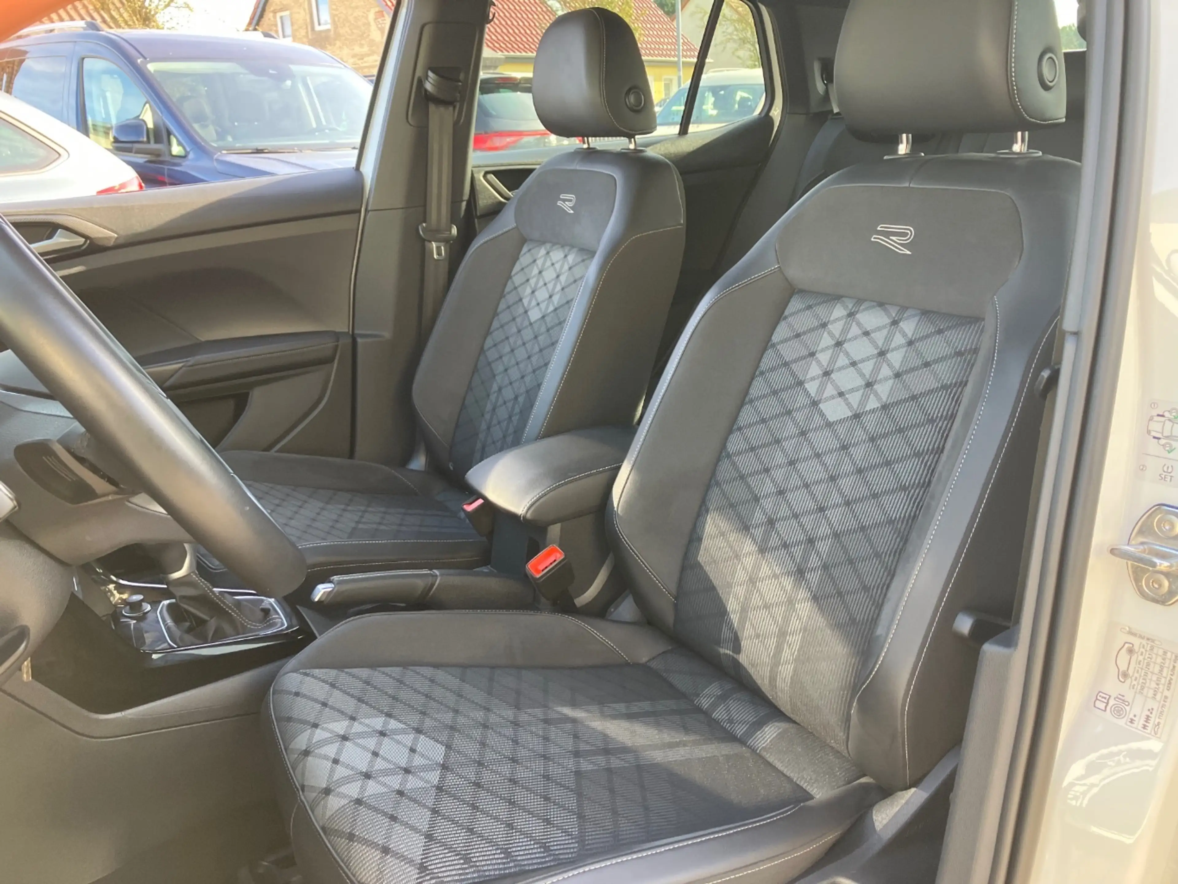 Volkswagen T-Cross 1.5 TSI ACT R-Line DSG DigiCockp Matrix — photo 6