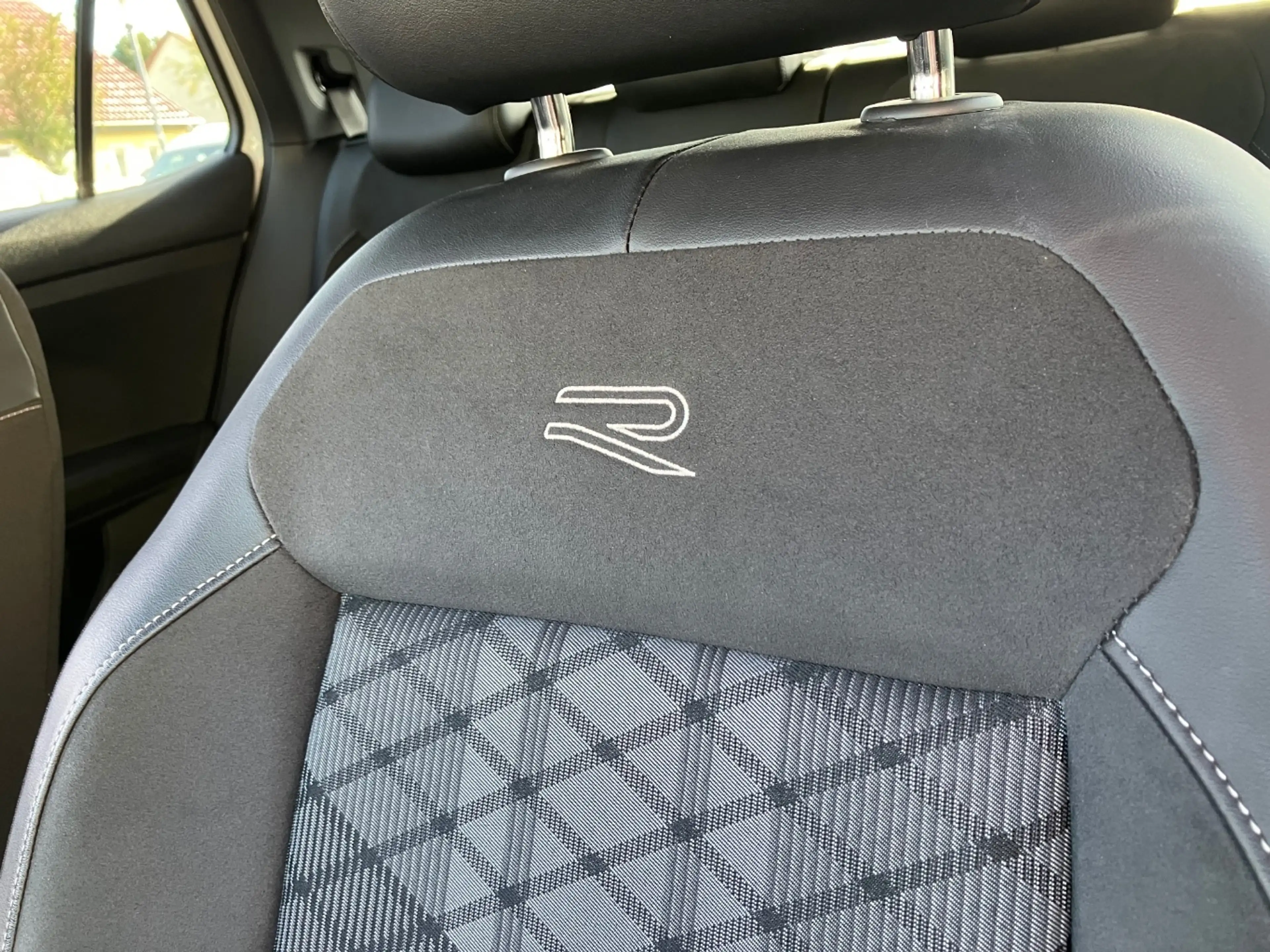 Volkswagen T-Cross 1.5 TSI ACT R-Line DSG DigiCockp Matrix — photo 8