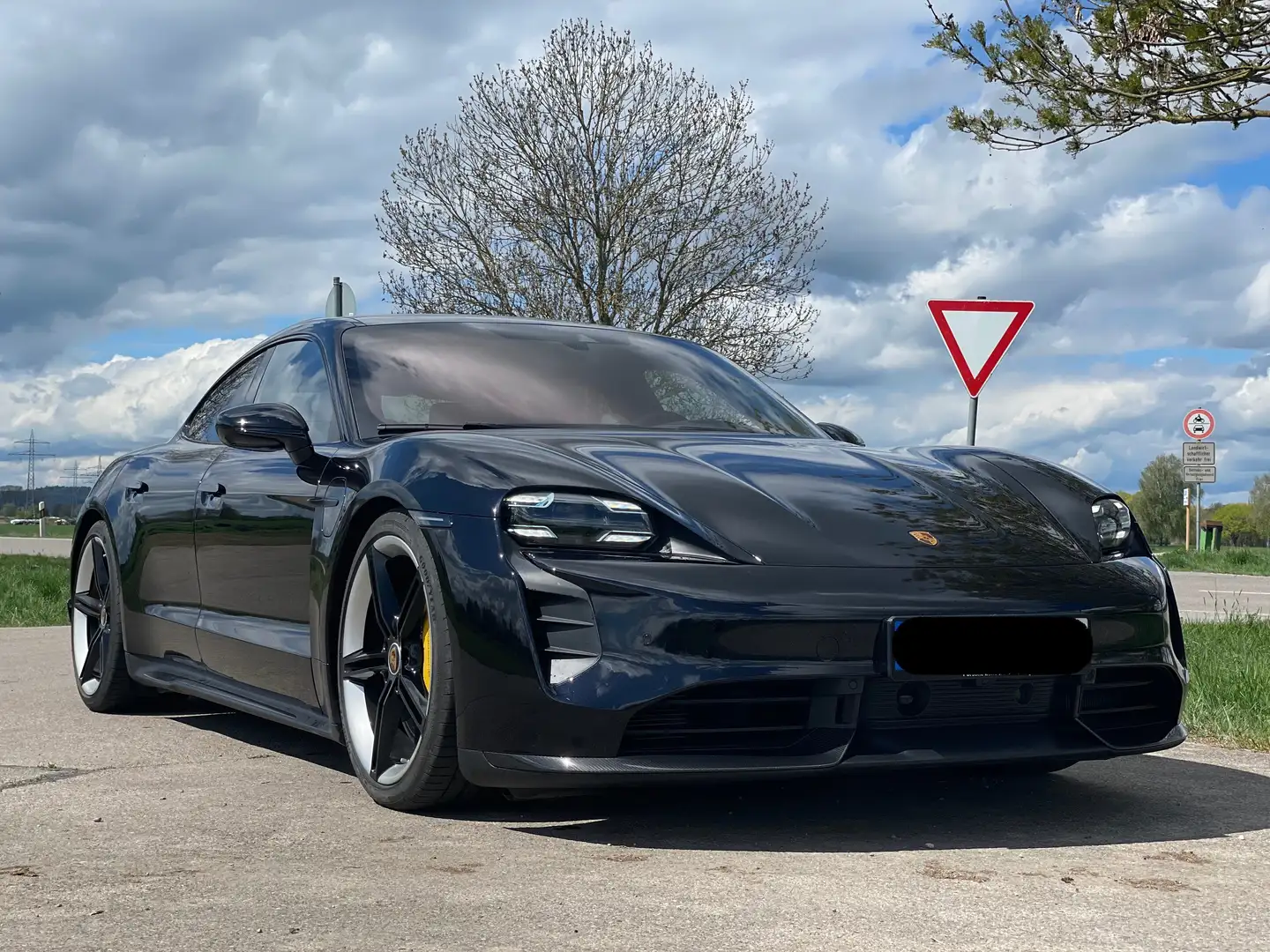 Porsche Taycan Turbo S Carbon, PANO, SD Paket *VOLL* *Approved* Schwarz - 1