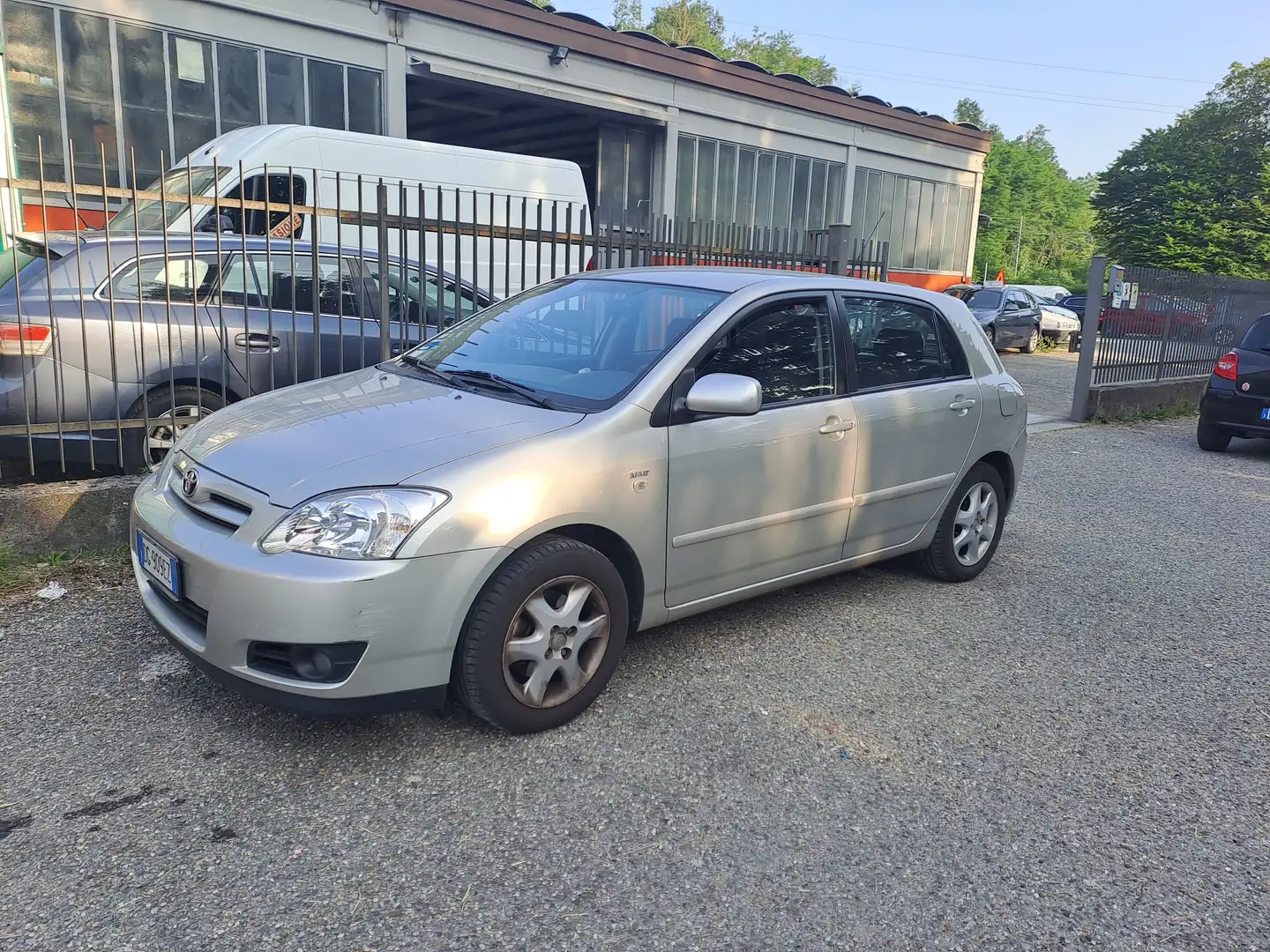 Toyota Corolla 5p 1.4 d-4d c/esp m-mt automatico eu4 Gris - 1