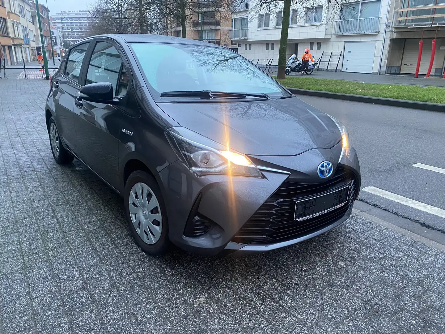 Toyota Yaris 1.5i VVT-i Hybrid Active E-CVT Grijs - 1