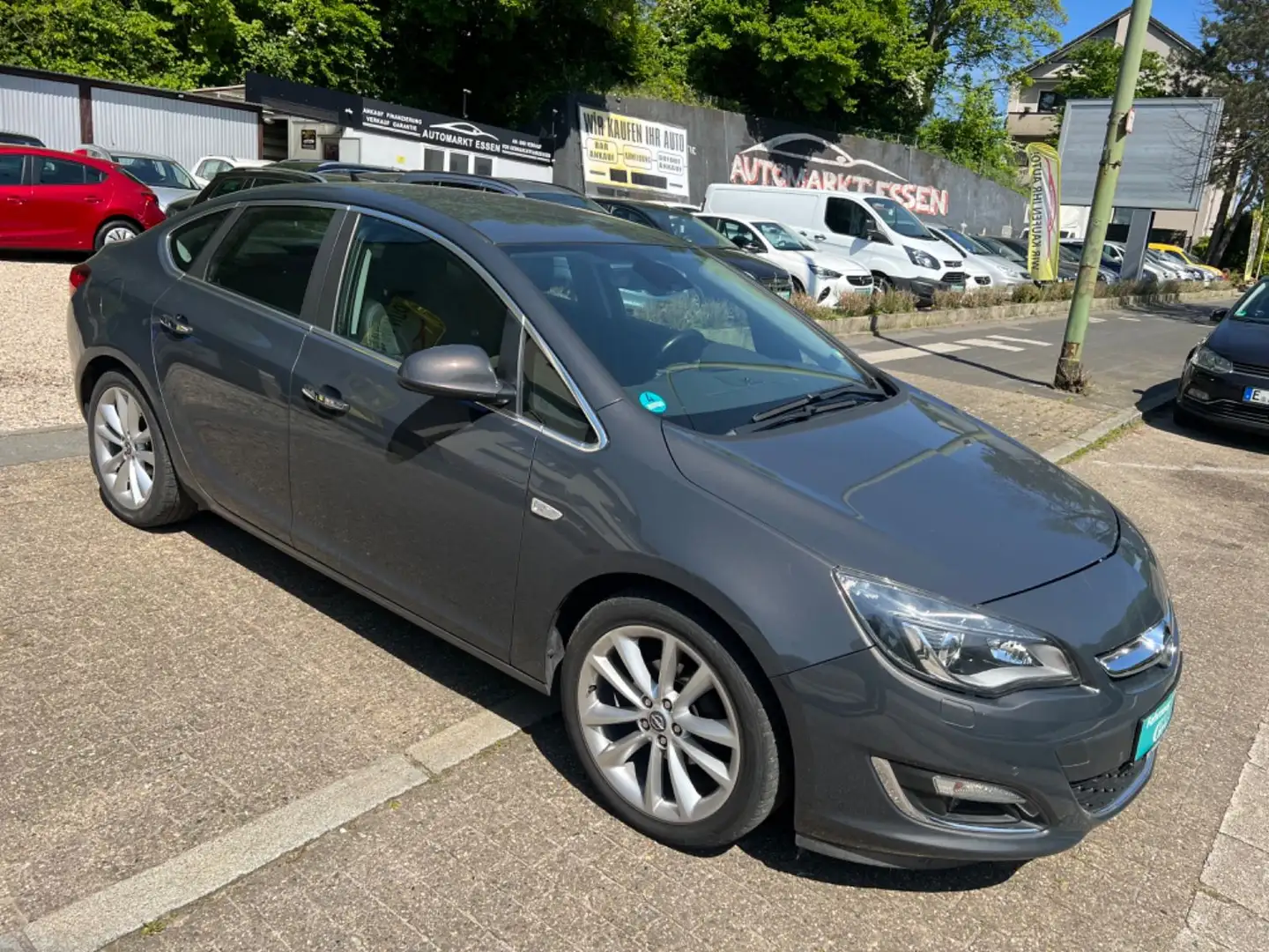 Opel Astra J Lim. 4-trg. Innovation*TÜV NEU*1 HAND* Grau - 2