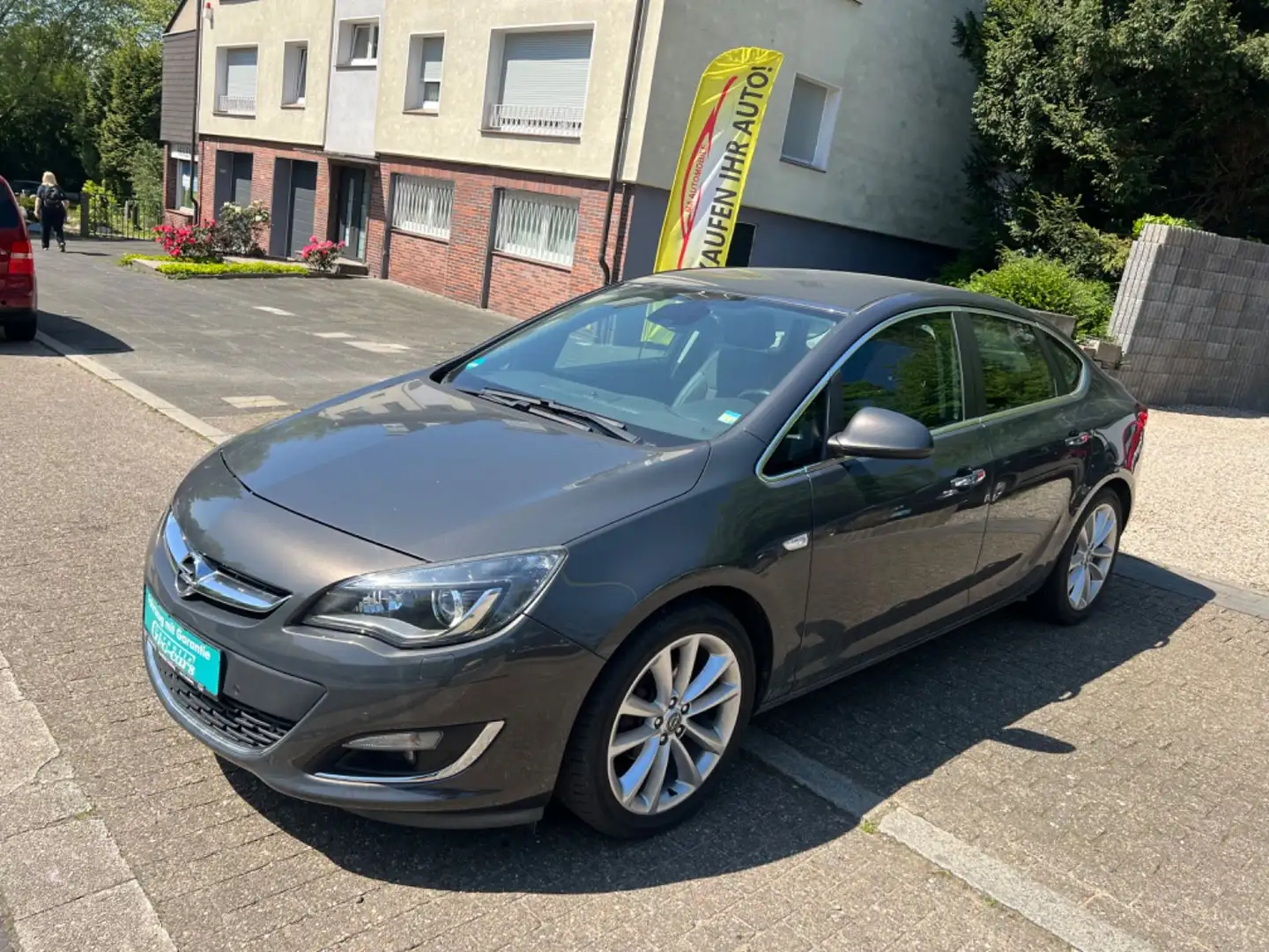 Opel Astra J Lim. 4-trg. Innovation*TÜV NEU*1 HAND* Grau - 1