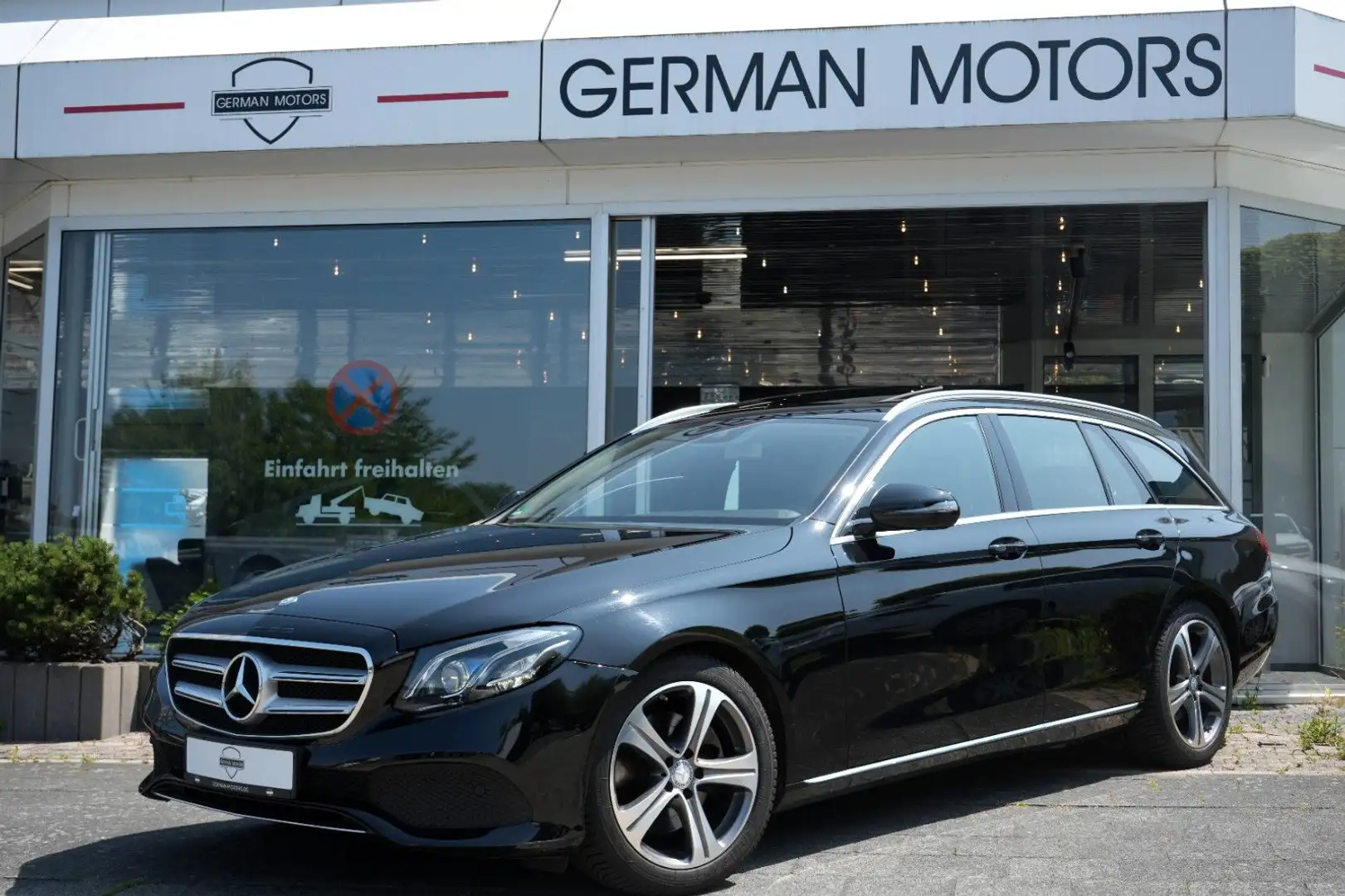 Mercedes-Benz E 220 d T Avantgarde WIDESREEN|LED|CAM|AHK 2,1t Noir - 1