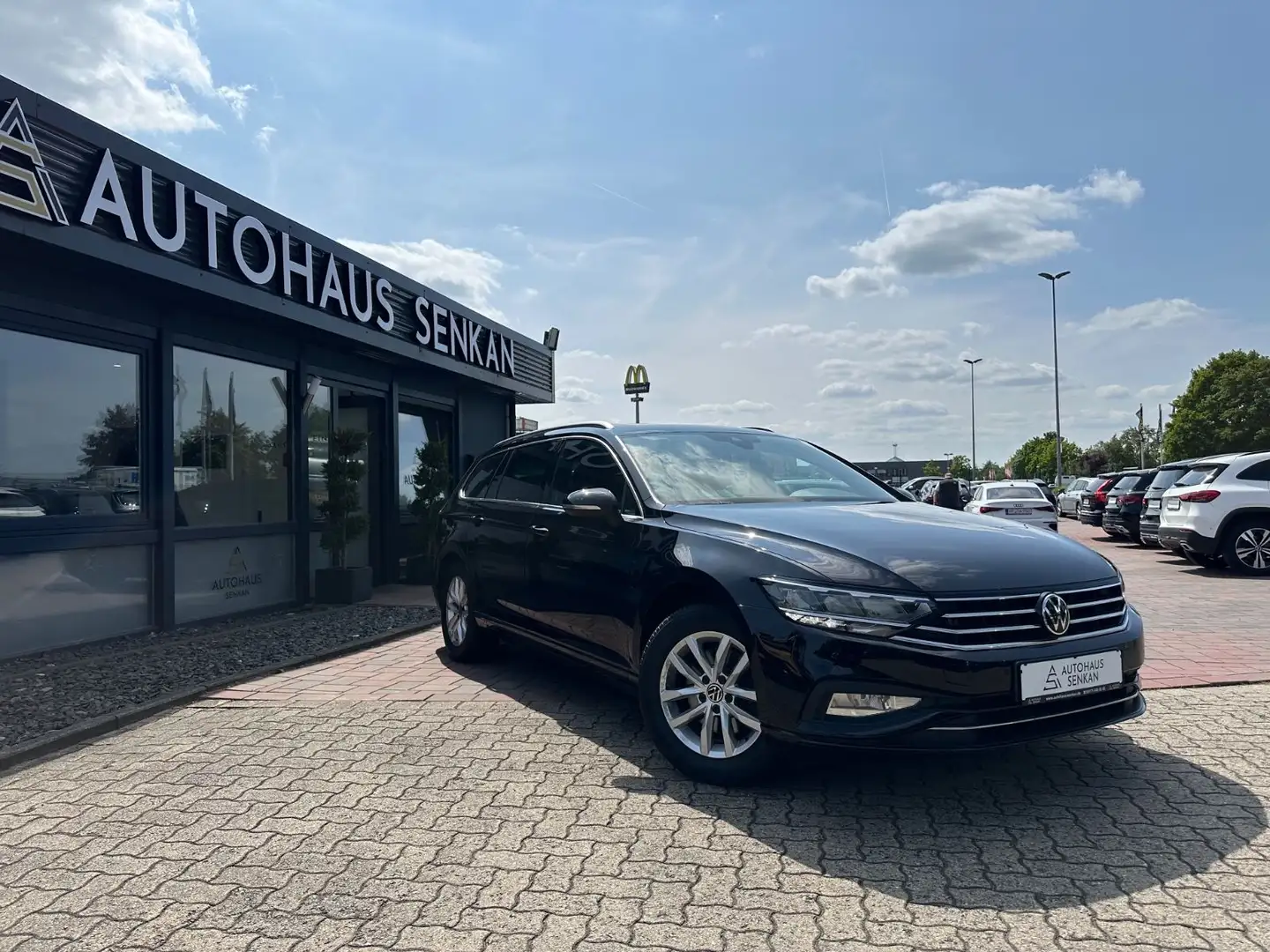 Volkswagen Passat Variant Passat 2.0 TDI DSG Variant*PANORAMA*R-CAM*AHK* Zwart - 1
