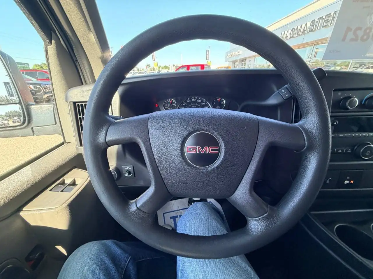 GMC Savana снимка GMC Savana