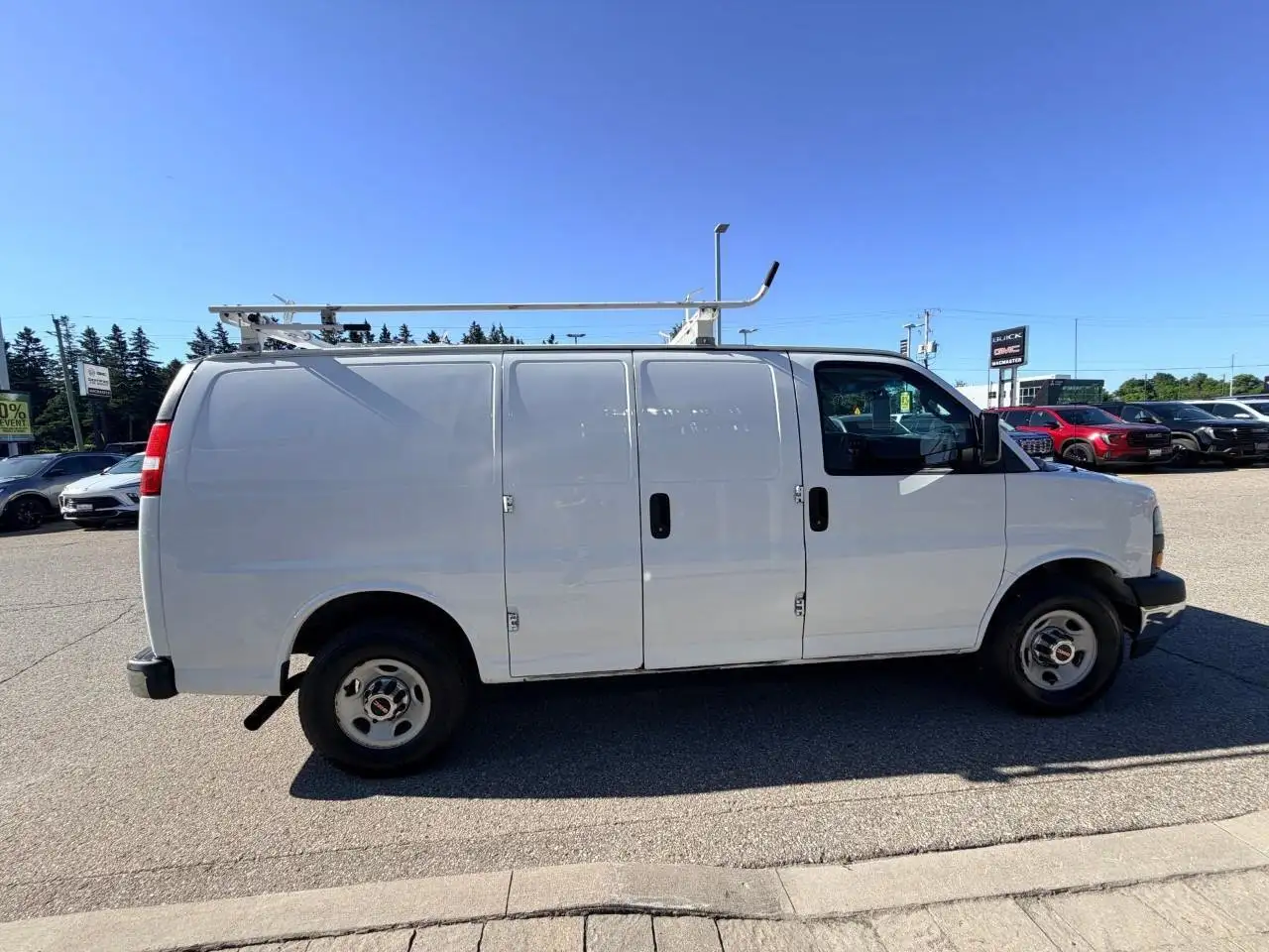 GMC Savana снимка GMC Savana
