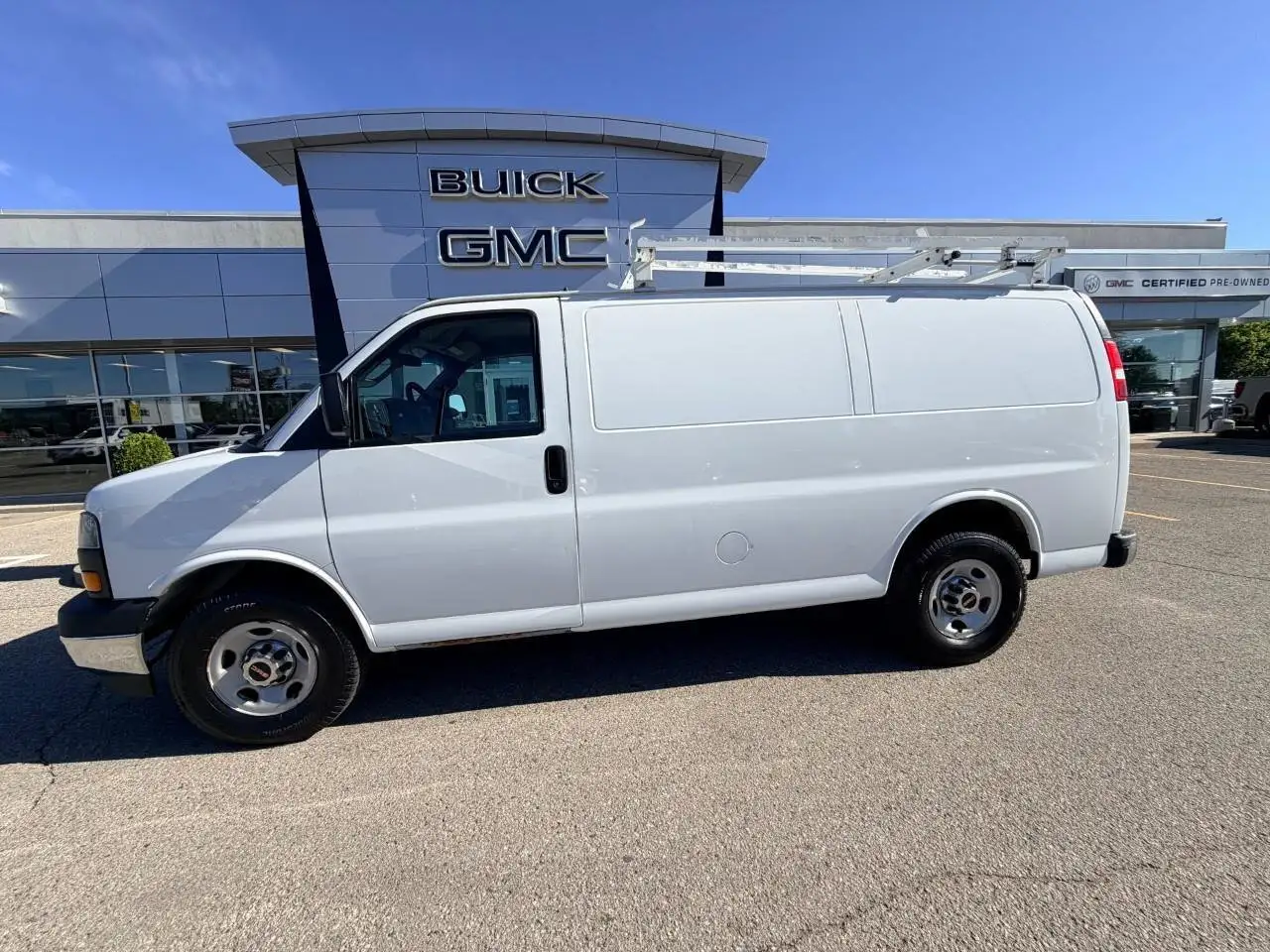 GMC Savana снимка GMC Savana