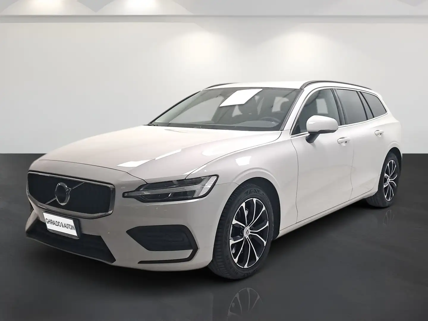 Volvo V60 II 2.0 b4 Momentum Business Pro auto Blanc - 1
