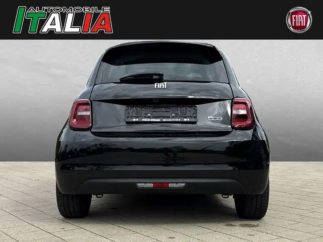 Fiat 500e view 4