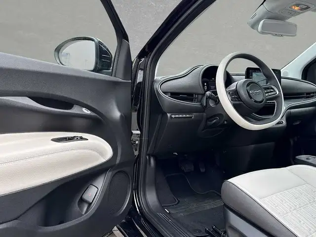 Fiat 500e view 5