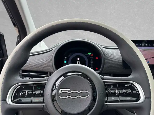 Fiat 500e view 11