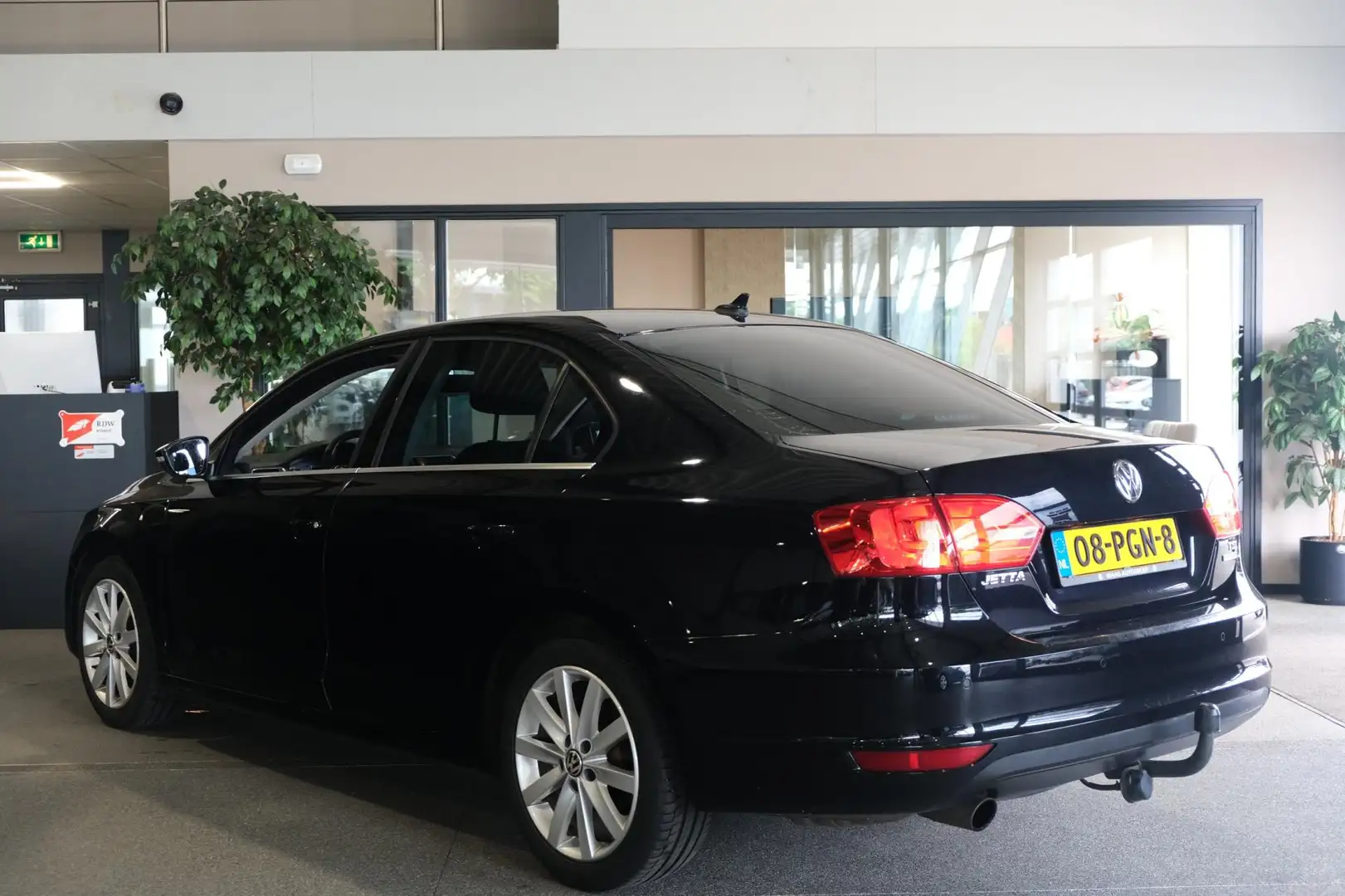 Volkswagen Jetta 1.2 TSI Comfortline Navi Cruise PDC Trekhaak Zwart - 2