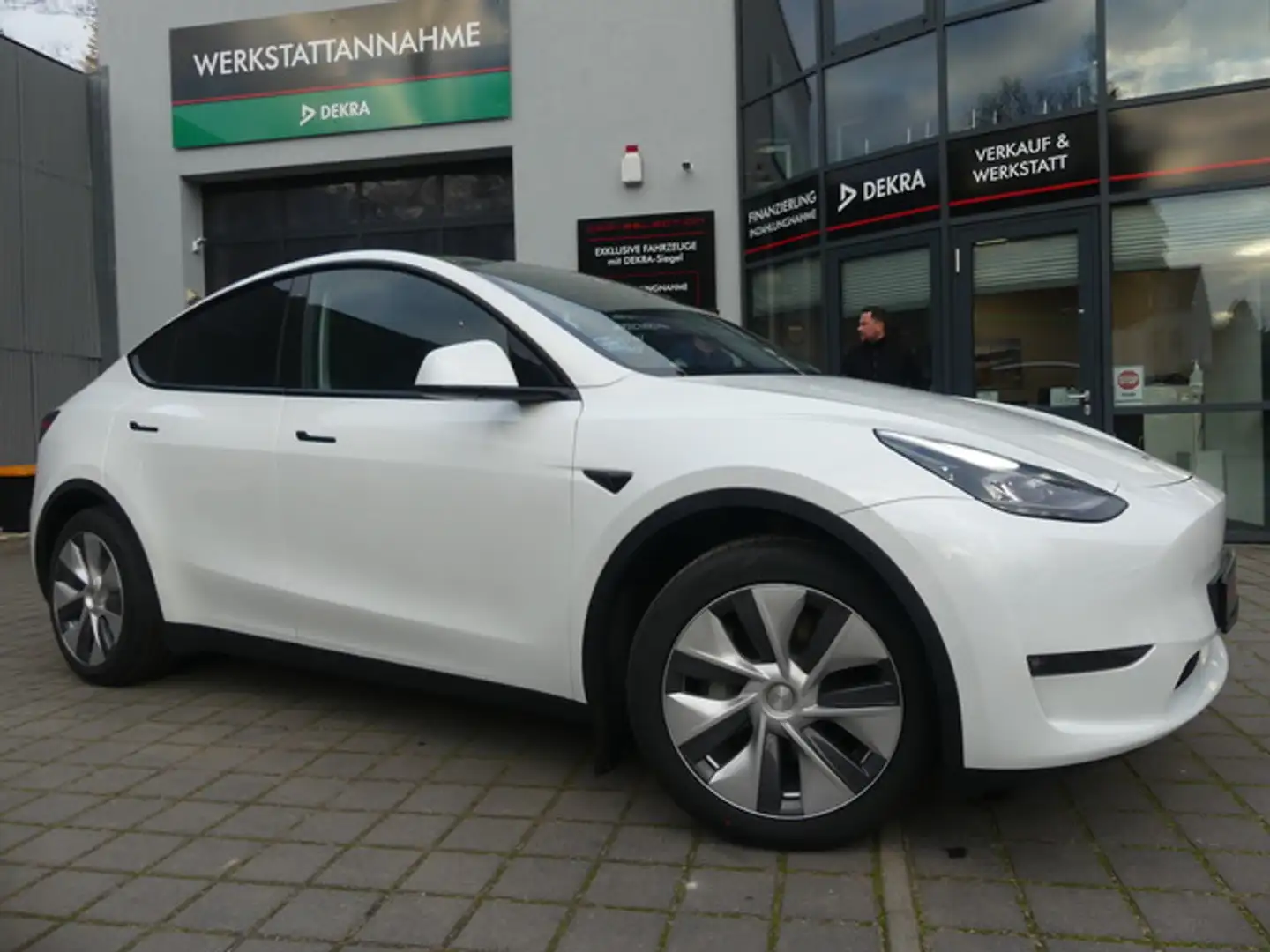 Tesla Model Y Long Range Dual AWD PANO/LEDER/360°/AUTO Weiß - 1