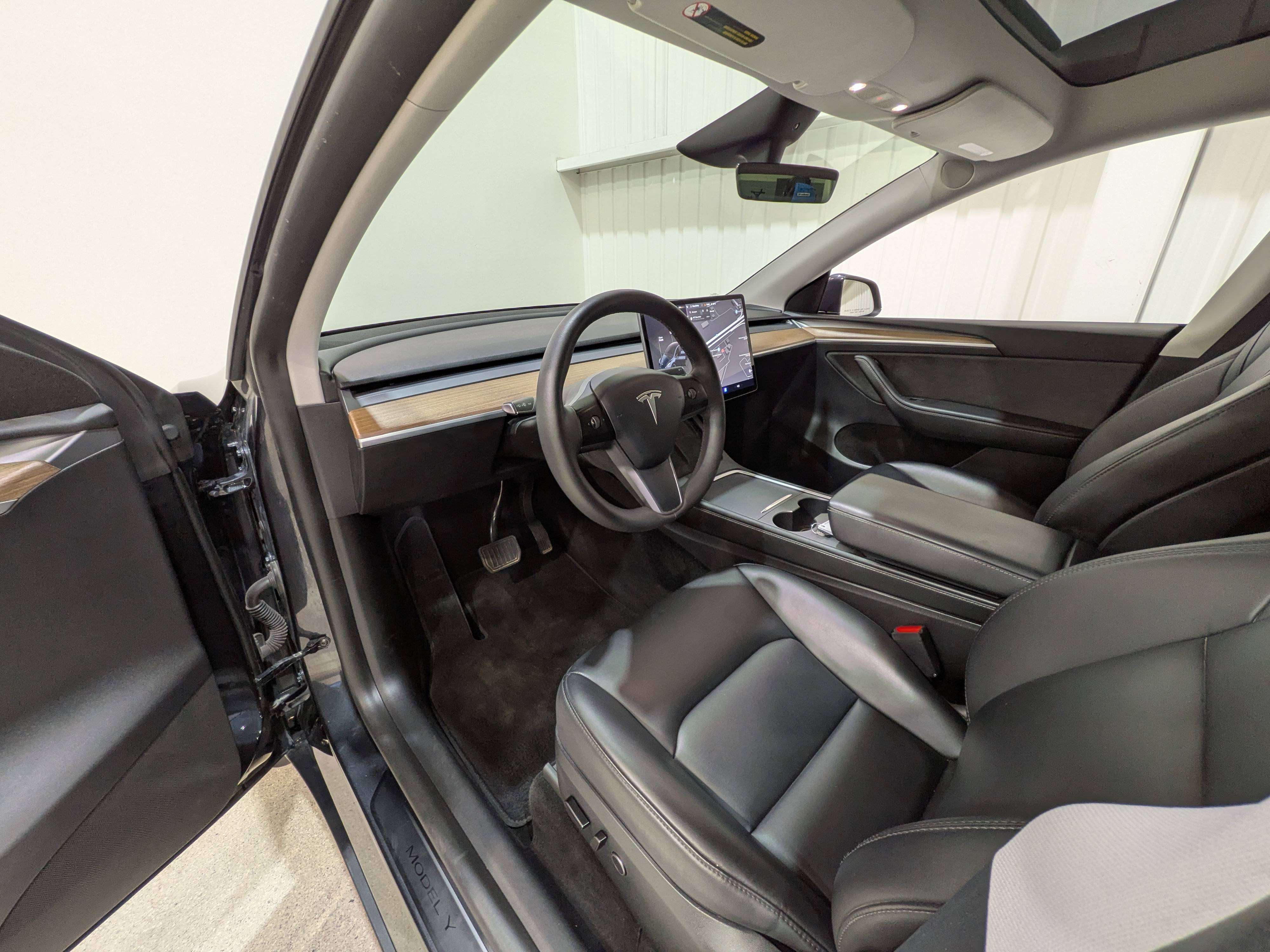 Tesla Model Y 2024