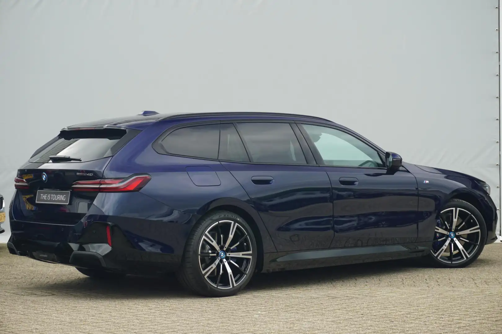 BMW i5 Touring eDrive40 | M Sportpakket Pro | Elektr. Weg Blauw - 2