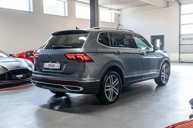 Volkswagen Tiguan Allspace view 6