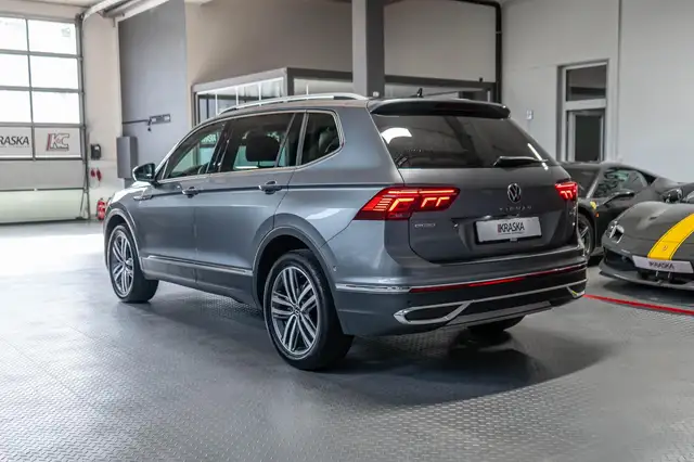 Volkswagen Tiguan Allspace view 9