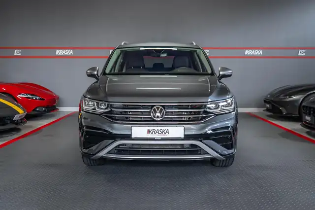 Volkswagen Tiguan Allspace view 4