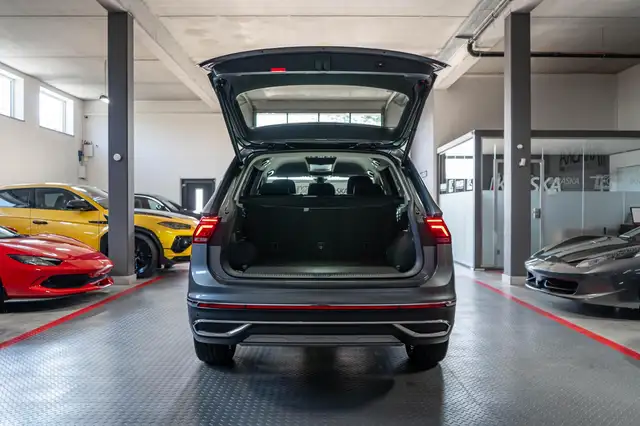Volkswagen Tiguan Allspace view 8