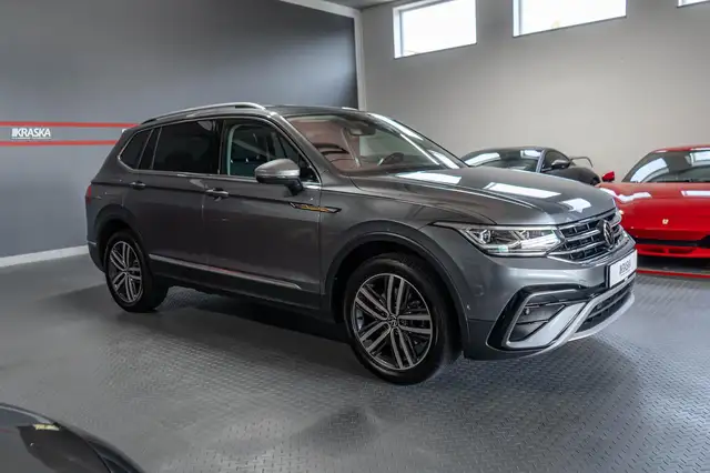 Volkswagen Tiguan Allspace view 5