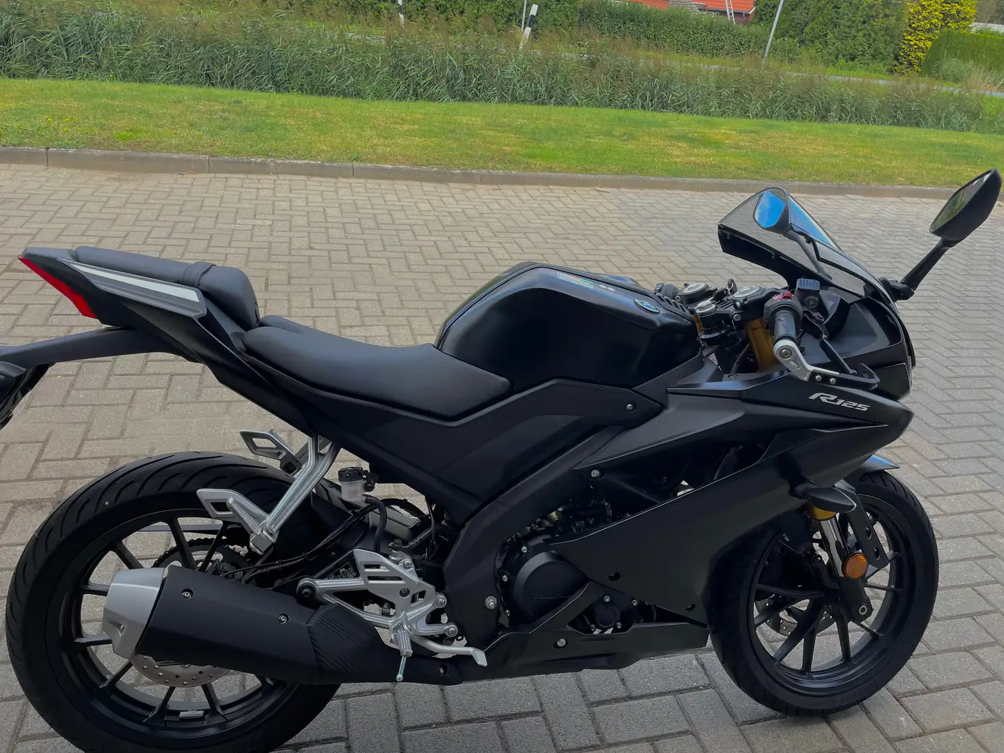 Yamaha YZF-R125 Schwarz - 2