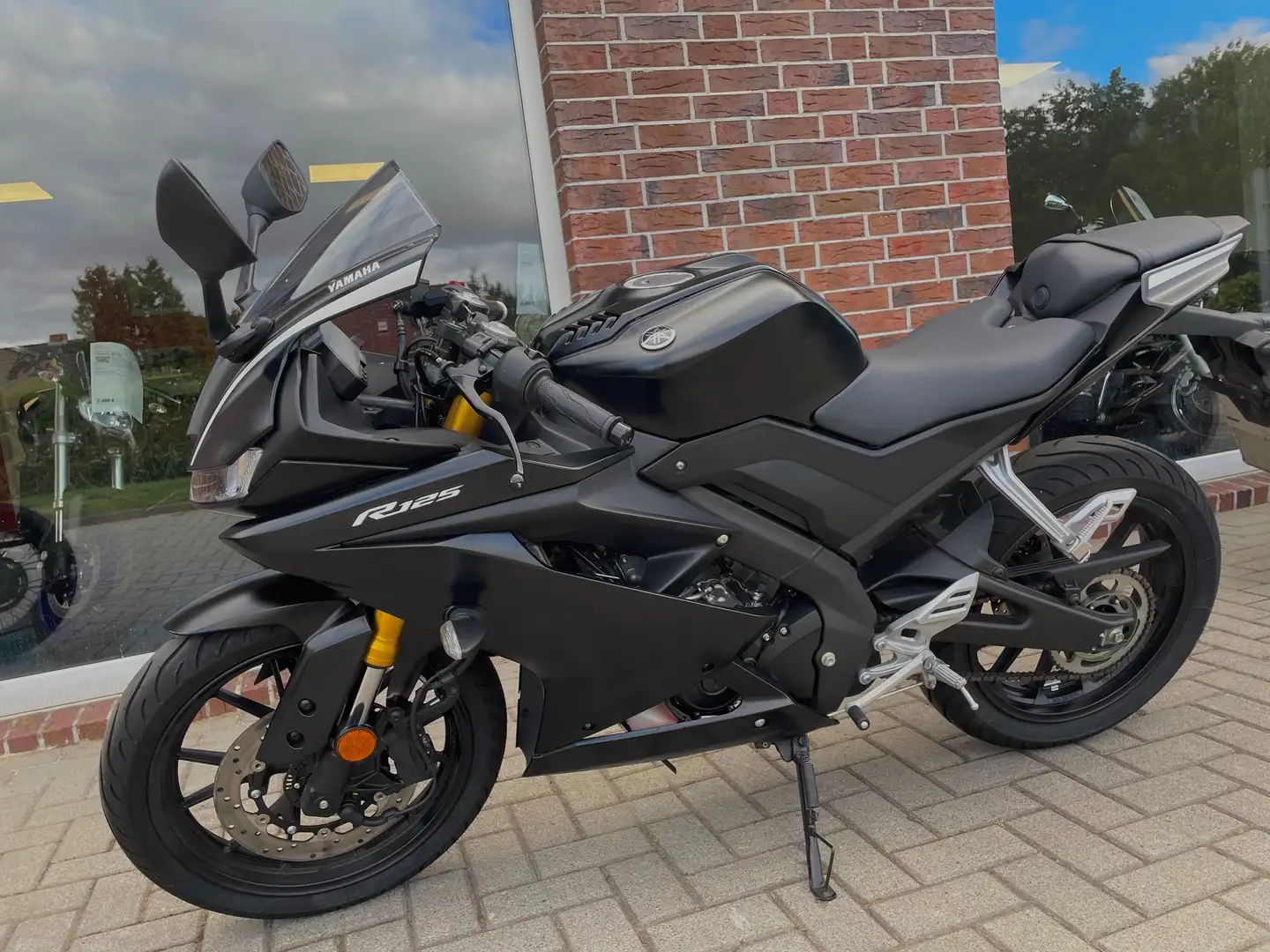 Yamaha YZF-R125 Schwarz - 1