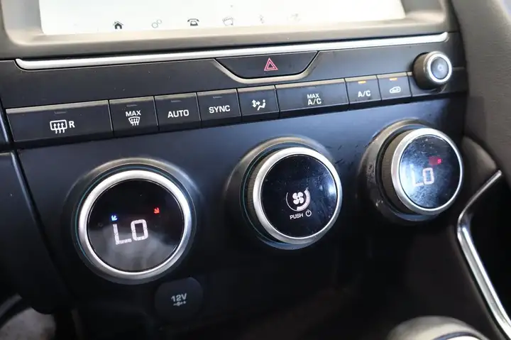 Jaguar E-Pace 2.0P 4WD Auto 2020, foto 23