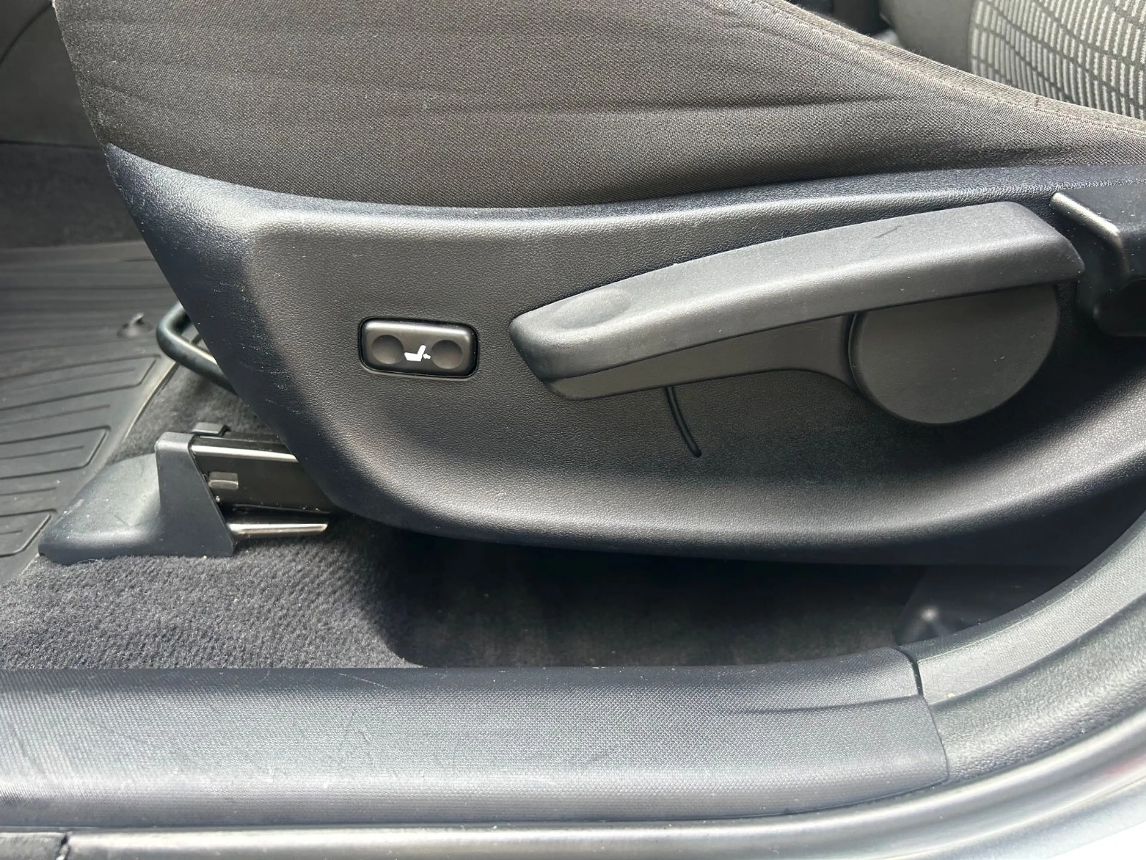 Toyota Avensis Kombi 2.2 D-4D Edition AUTOMATIK, *Navi* — photo 9