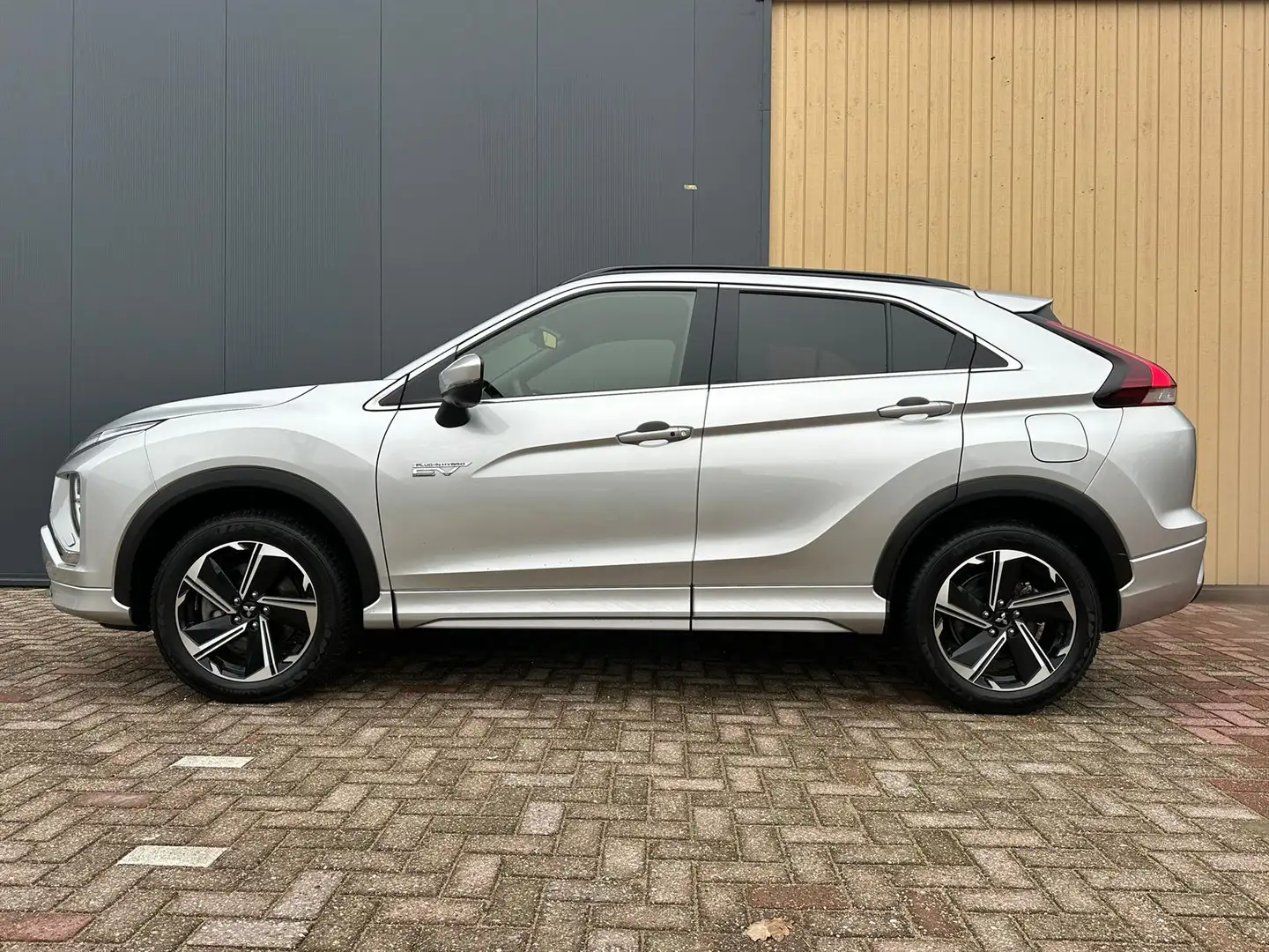 Mitsubishi Eclipse Cross 2.4 PHEV Executive | Adaptive cruise | Apple Carpl Grijs - 2