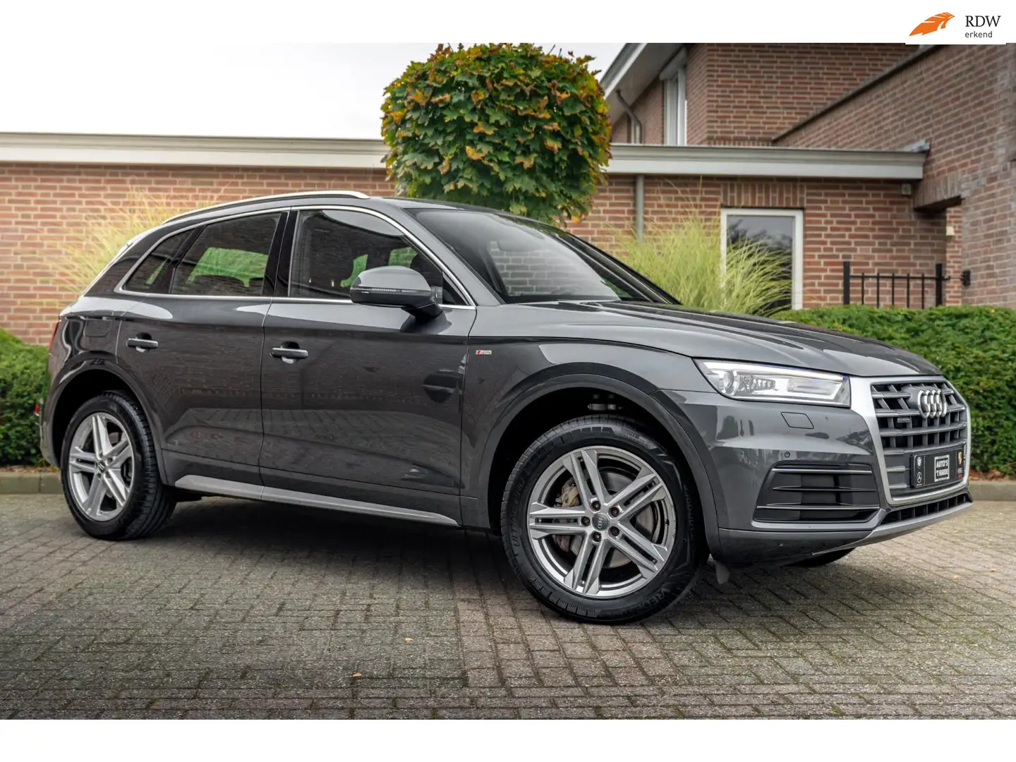 Audi Q5 2.0 TFSI Quattro Sport S Line Edition 252 PK Aut. Grau - 1
