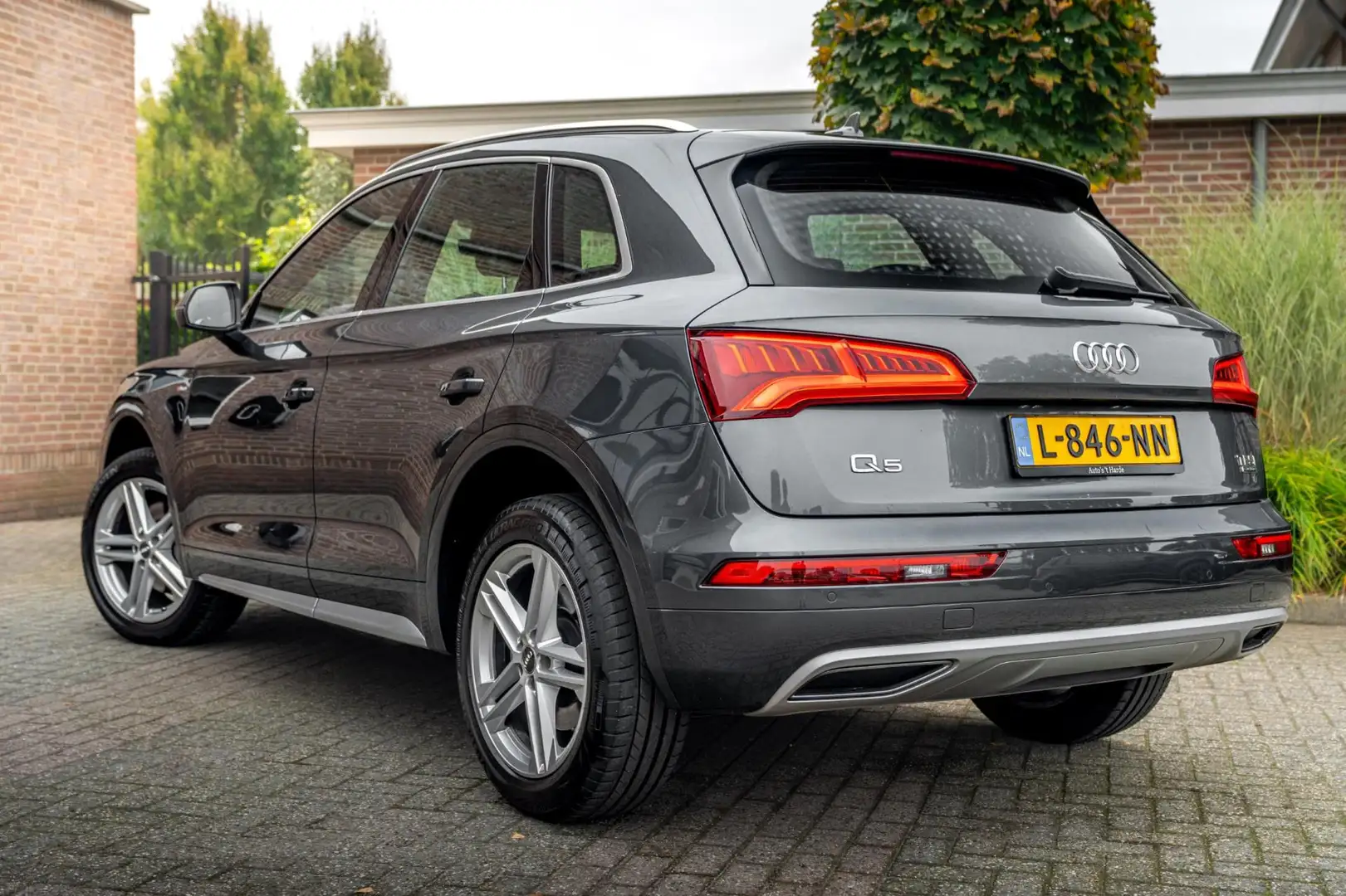 Audi Q5 2.0 TFSI Quattro Sport S Line Edition 252 PK Aut. Grau - 2