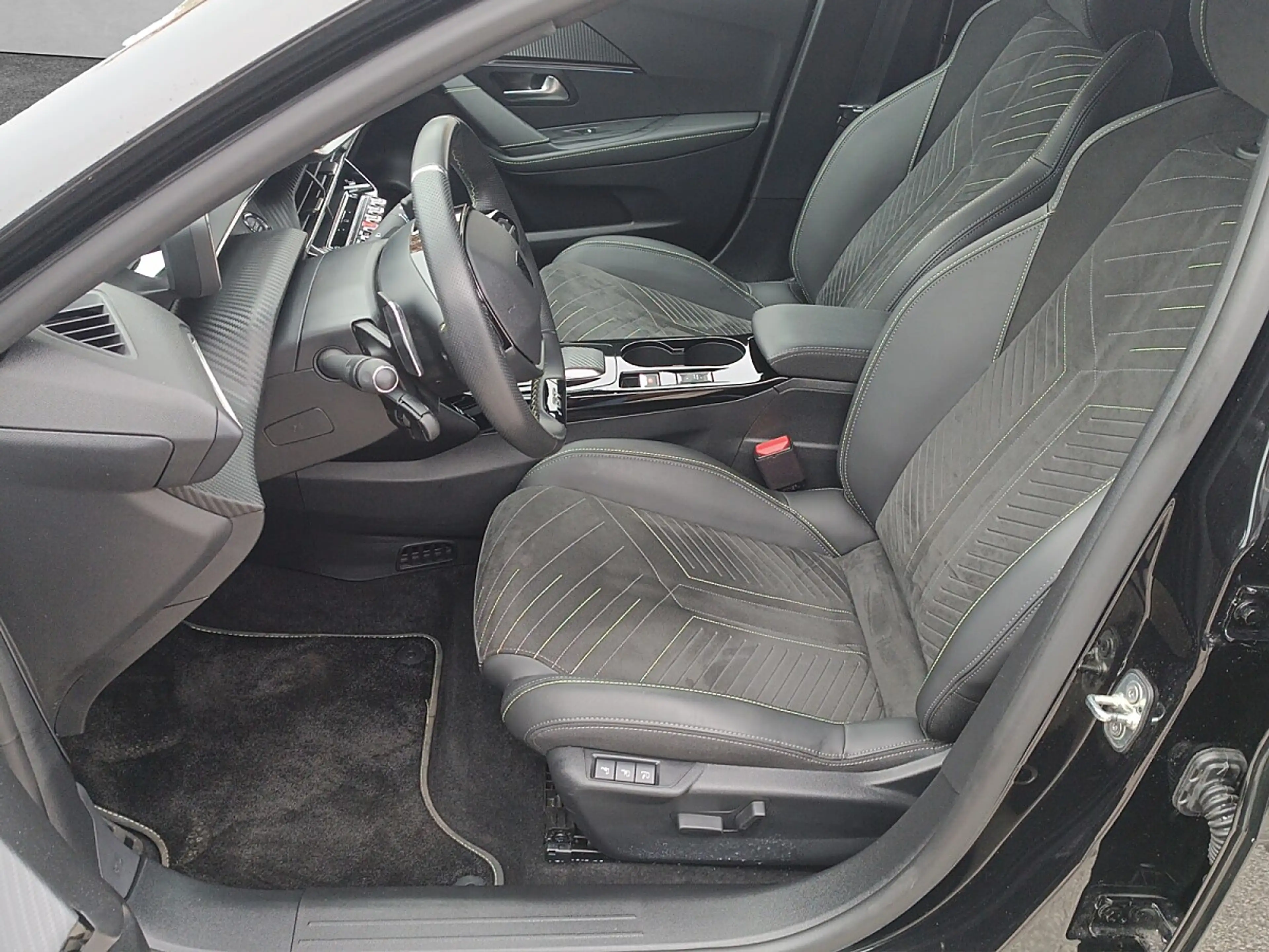 Peugeot 208 Hybrid 100 e-DCS6 GT — photo 9