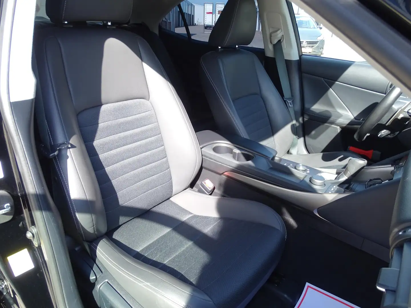 Lexus IS 300 300h Hybrid Business Line Automaat, Navigatie, Mul Чорний - 2