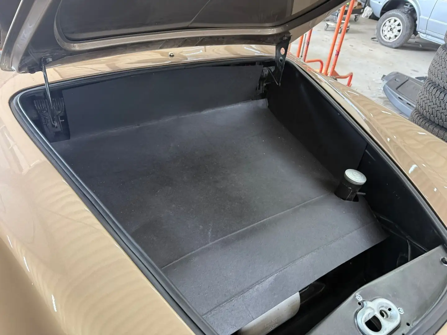 Volkswagen Karmann Ghia 1300 Bej - 2